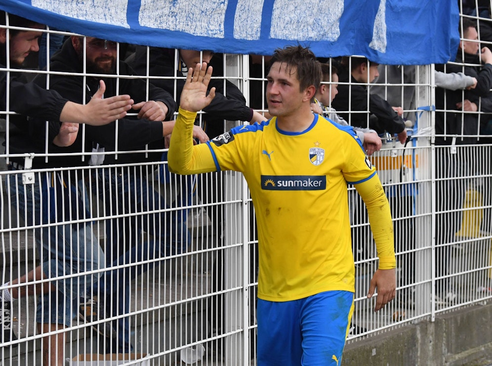 Pannewitz klatscht mit den Fans von Carl Zeiss Jena ab (2018).