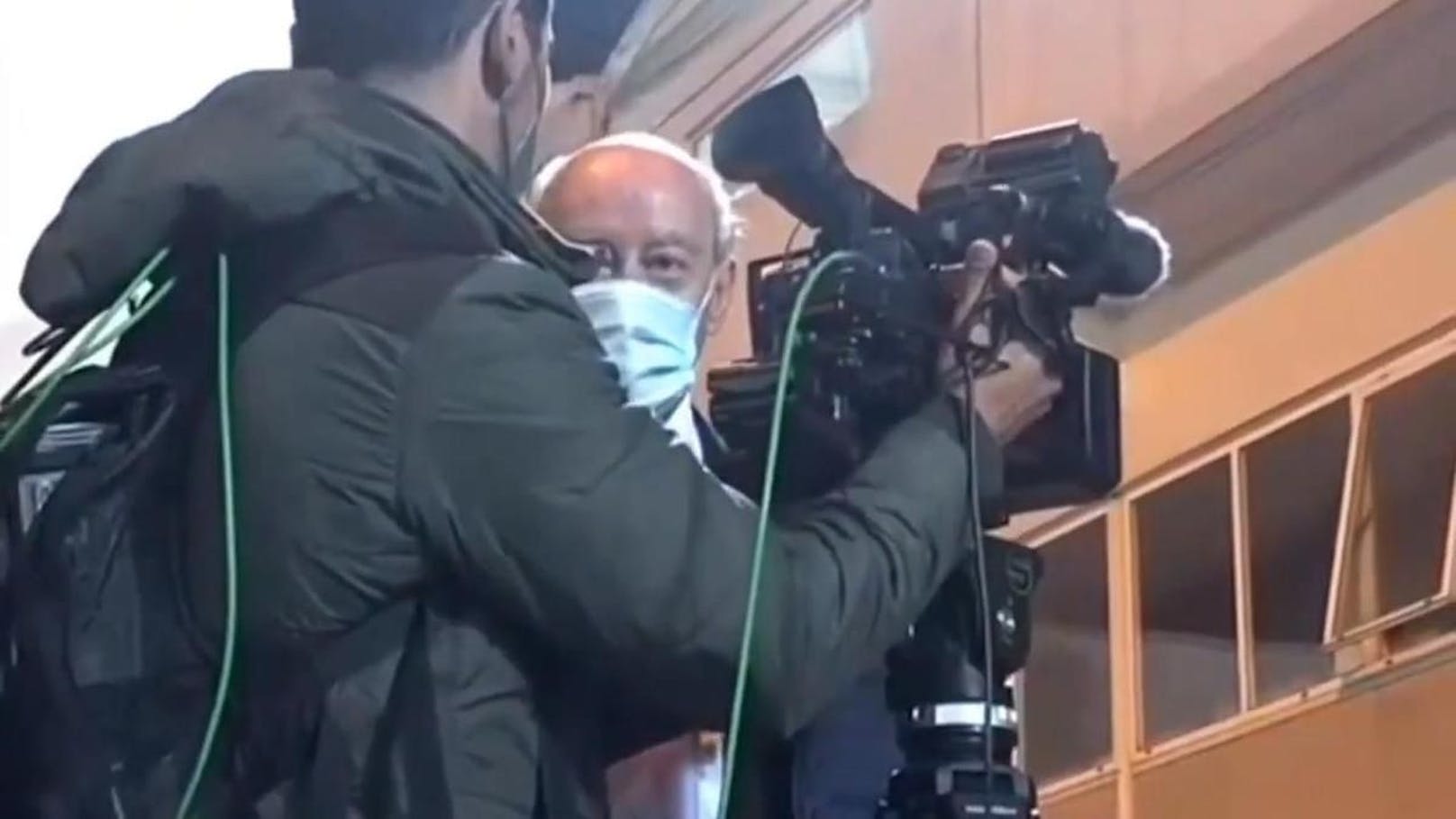 TV-Journalist wird vor laufender Kamera von Porto-Berater angegriffen.