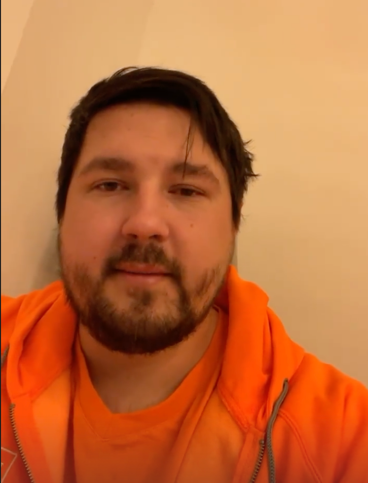 Pannewitz in seiner orangen Arbeitskleidung.