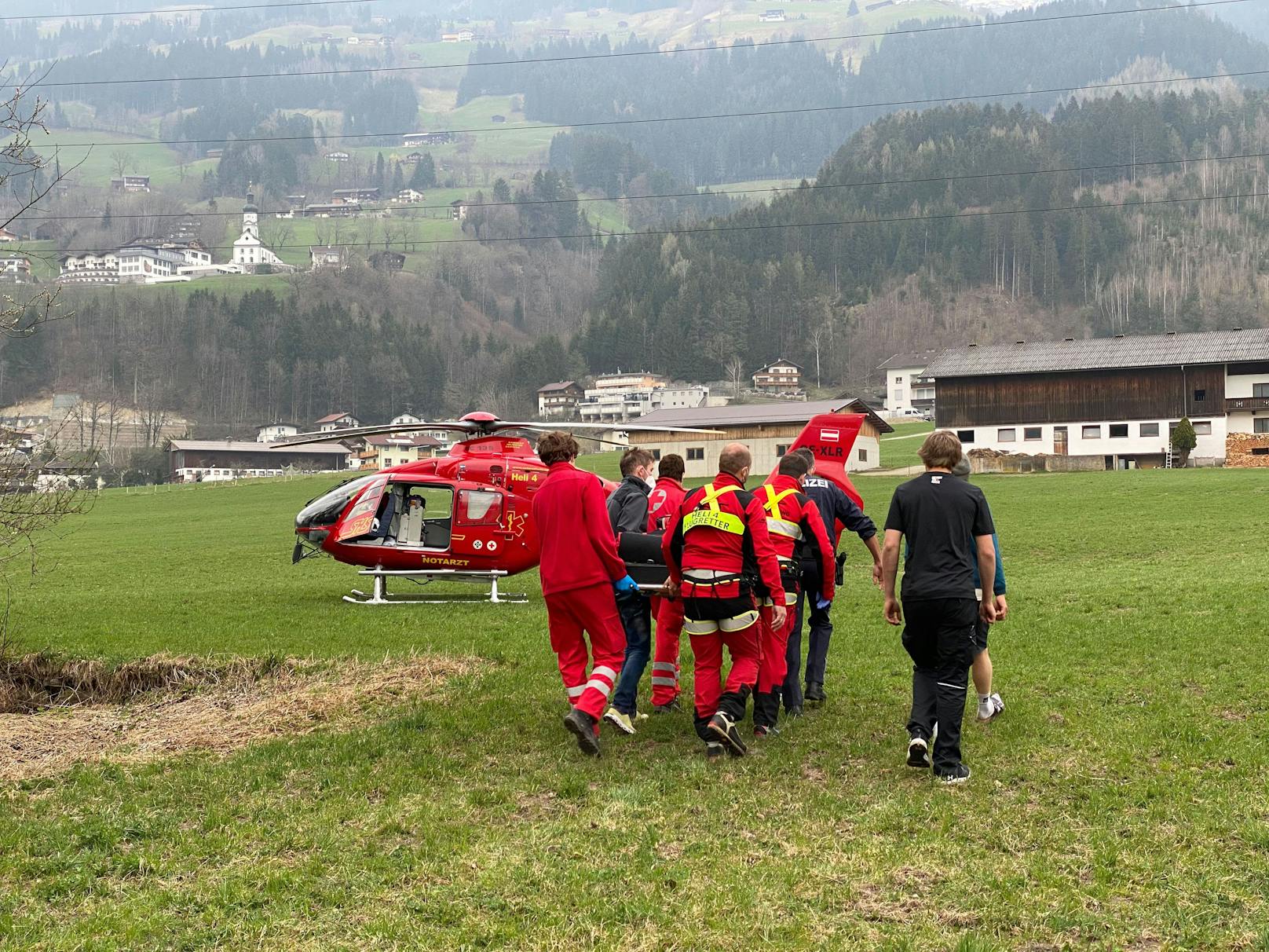 Ein 23-jähriger Traktorfahrer stieß in Hart im Zillertal mit einem 16-jährigen Mopedfahrer zusammen. Der Jüngere wurde dabei schwer verletzt.