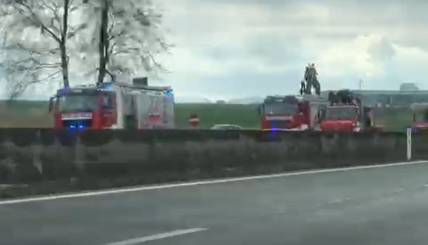 Auf der Westautobahn bei Oed stehen mehrere Blaulichtorganisationen im Einsatz.