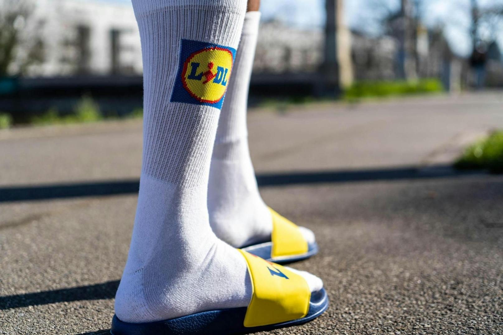 Neu gibts dann auch eigene Sportsocken mit dem Lidl-Logo für 2.99 Franken.