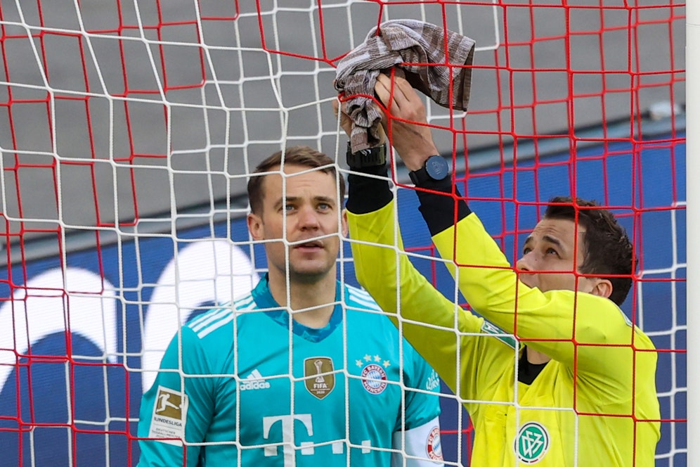 Manuel Neuer und seine Handtuch-Lösung. 