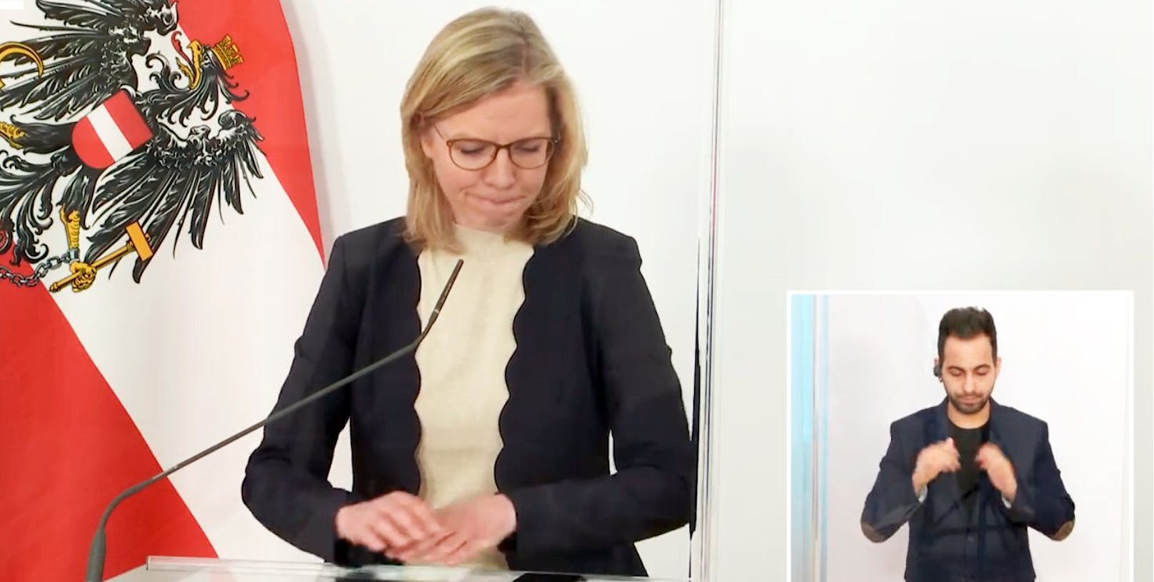 Emotionaler Moment bei der Pressekonferenz: Klimaschutzministerin Leonore Gewessler trauert um die in Wien ermordete Frau (30. April 2021)