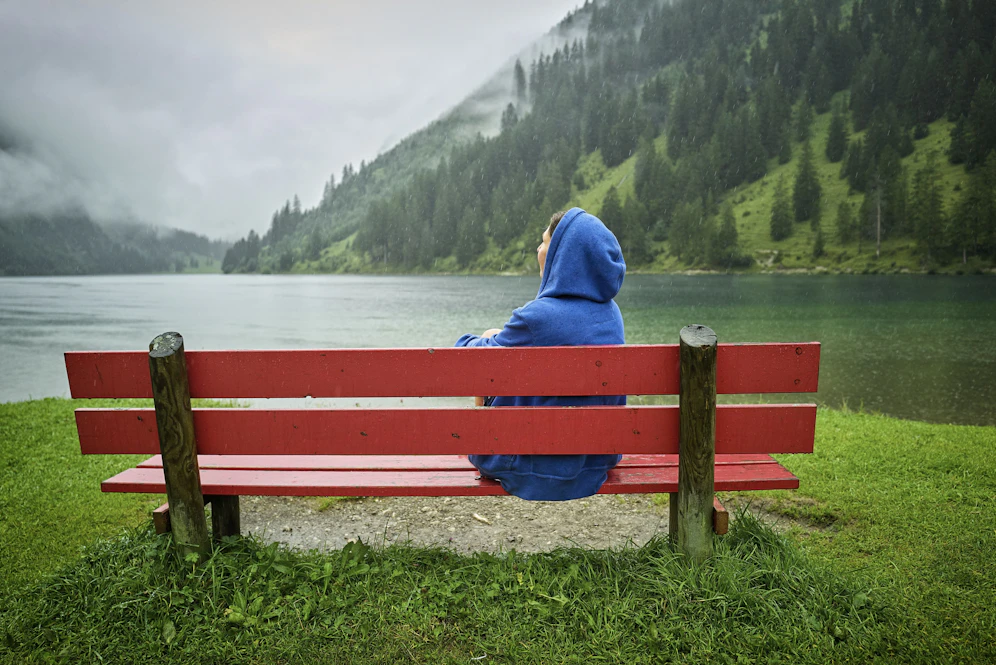 Regenwetter an einem Bergsee. Symbolbild