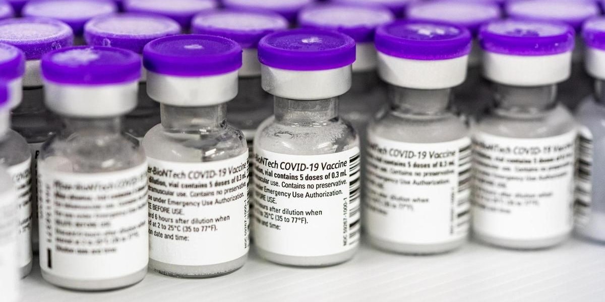 "Weil ich in der Pflege arbeite, wurde ich schon im Dezember und Januar mit dem Impfstoff von Pfizer/Biontech geimpft. Im Januar habe ich bemerkt, dass ich schwanger bin", präzisiert die Deutsche gegenüber "20 Minuten".