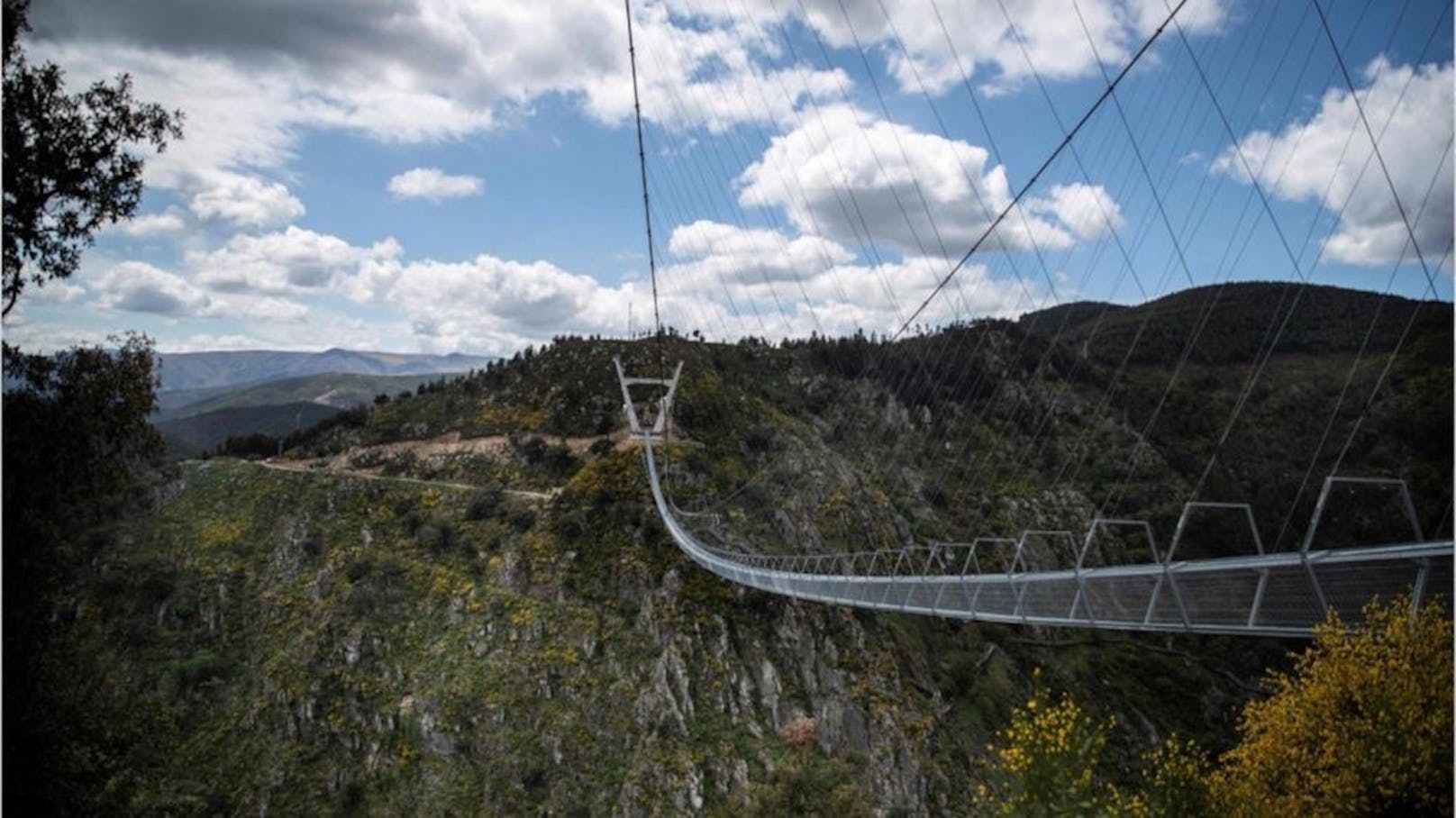 Die "516 Arouca" wurde am 2. Mai eröffnet. Die in Portugal liegende Hängebrücke ist nun die längste ihrer Art der Welt.