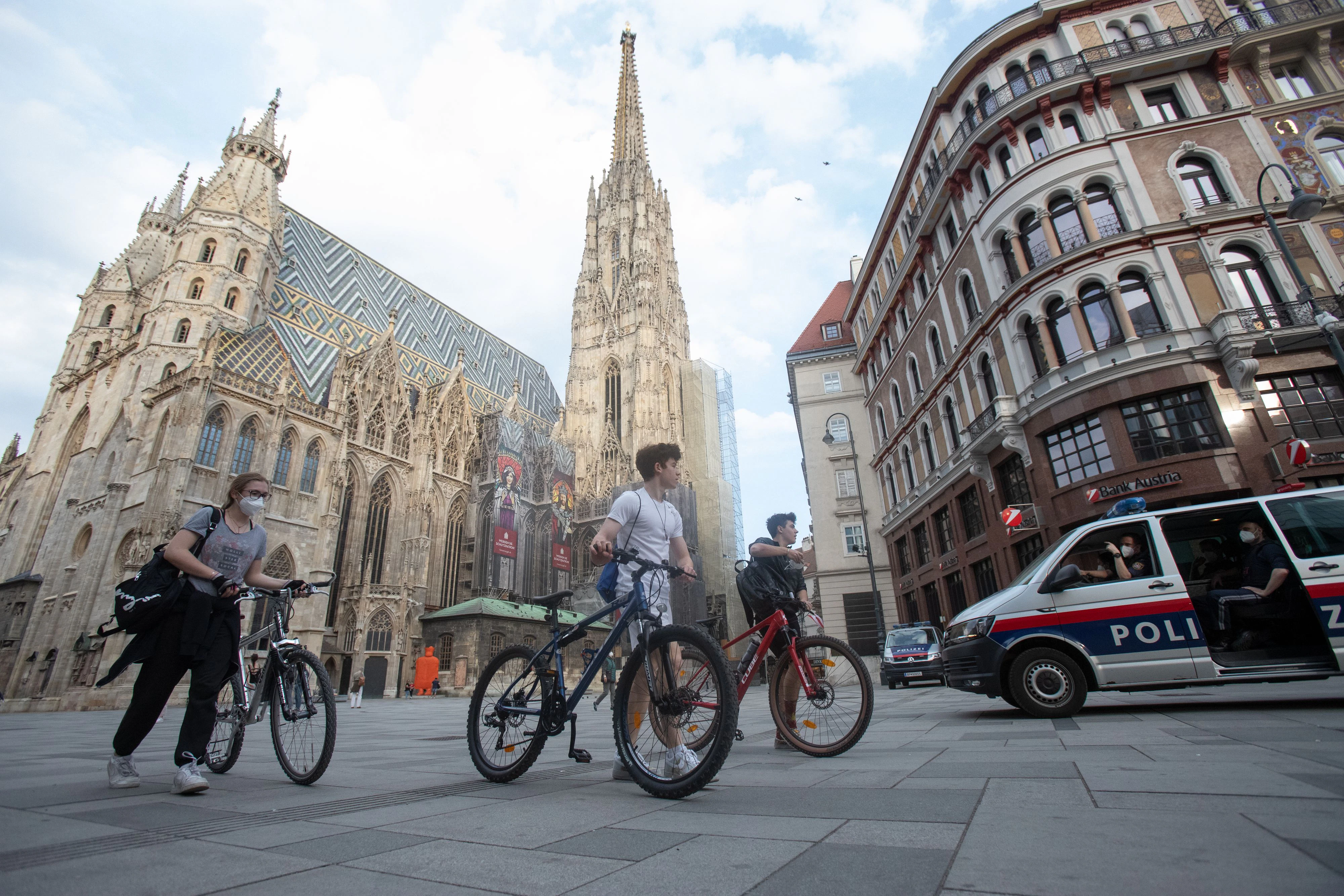 Polizisten kontrollieren die Einhaltung der Schutzmaskenpflicht am Stephansplatz im Zentrum von Wien am 1. April 2021.