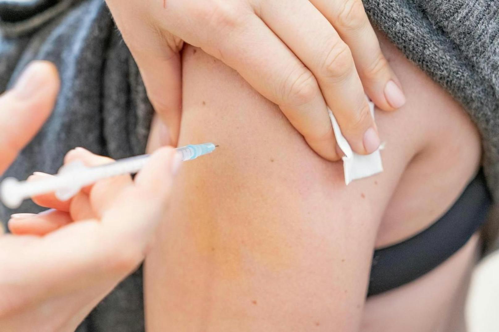 "Die Covid-Impfung hat nach unserem Wissensstand keine bekannten Auswirkungen auf die Wirkung hormoneller Verhütung", präzisiert Swissmedic-Sprecher Alex Josty.