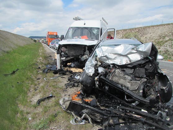 Am Babenbergring (Bezirk Wiener Neustadt) kam es am Freitag (30. April 2021) zu einem frontalen Zusammenstoß zweier Fahrzeuge.