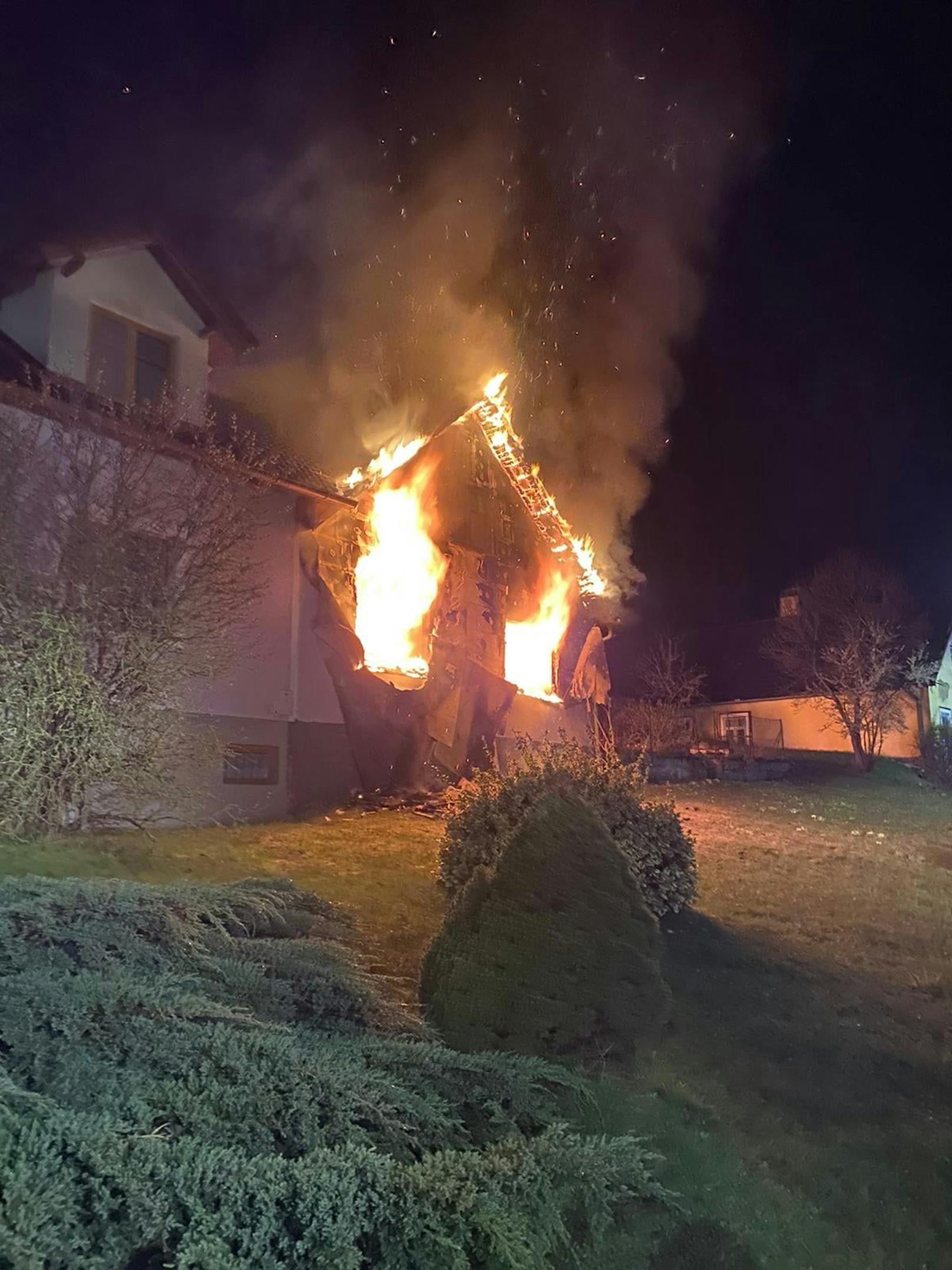 Sohn rettet Mutter aus brennendem Haus
