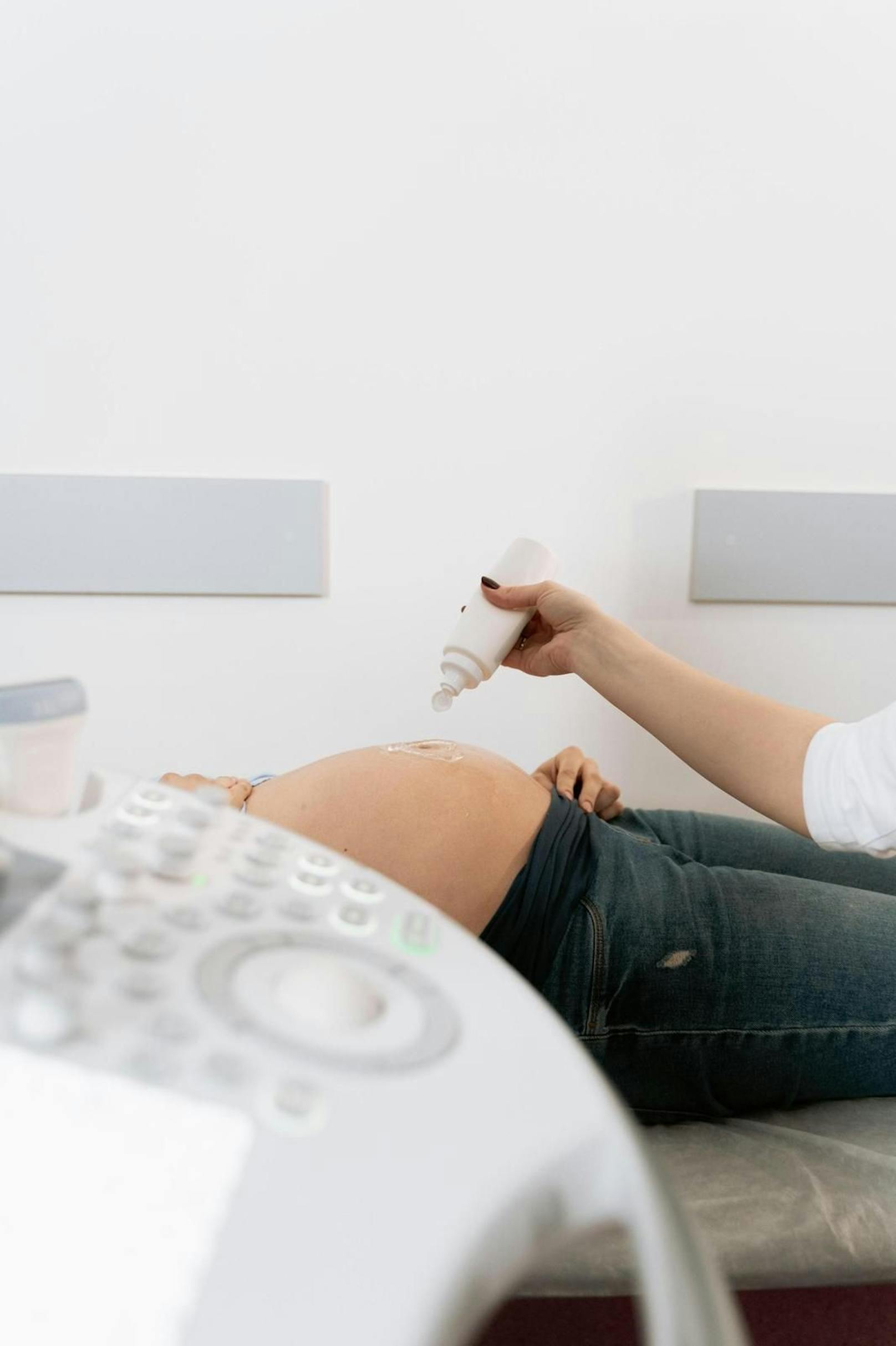 Für die 20-Jährige aus Nordrhein-Westfalen, die mittlerweile in der 18. Woche ist, war die Nachricht von der Schwangerschaft ein Schock. Dennoch hat sie sich dafür entschieden, das Baby zu behalten.