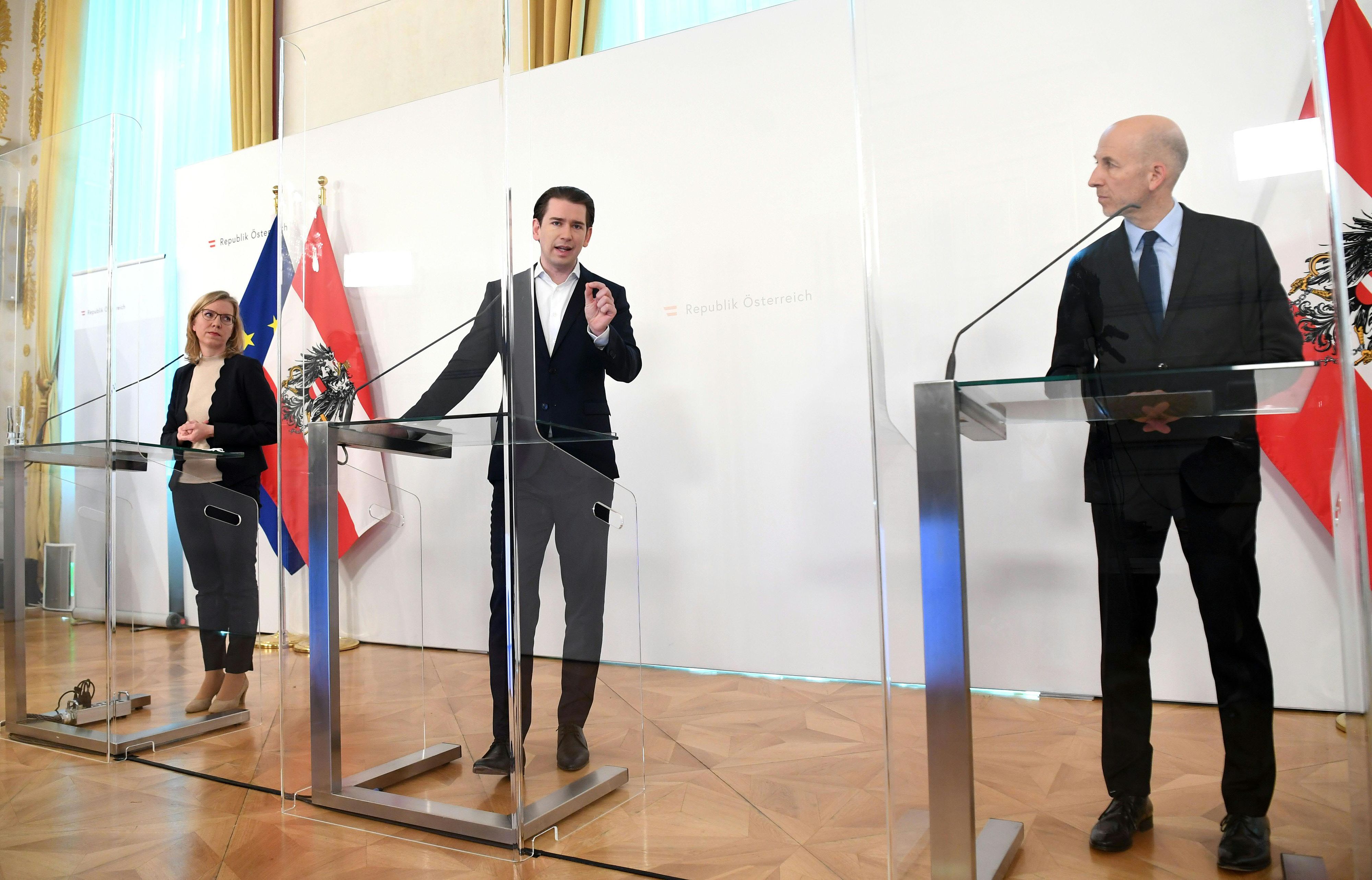 Download von www.picturedesk.com am 30.04.2021 (11:36).  ABD0039_20210430 - WIEN - ÖSTERREICH: Klimaschutzministerin Leonore Gewessler (Grüne), Bundeskanzler Sebastian Kurz (ÖVP) und Arbeitsminister Martin Kocher (ÖVP) am Freitag, 30. April 2021, während der PK anl. Tag der Arbeit "Regierungsvorhaben Programm 'Sprungbrett' für Langzeitarbeitslose und Jobchancen durch die Schaffung von 'Green Jobs'" im Bundeskanzleramt in Wien. - FOTO: APA/HELMUT FOHRINGER - 20210430_PD1624 - Rechteinfo: Rights Managed (RM)