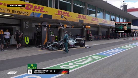 Sebastian Vettel biegt bei der falschen Box ab.