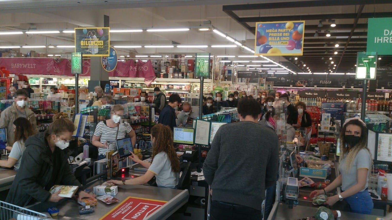 Weil am Samstag ein Feiertag ist, drängten sich die Menschen in einem Supermarkt in Wien-Penzing,