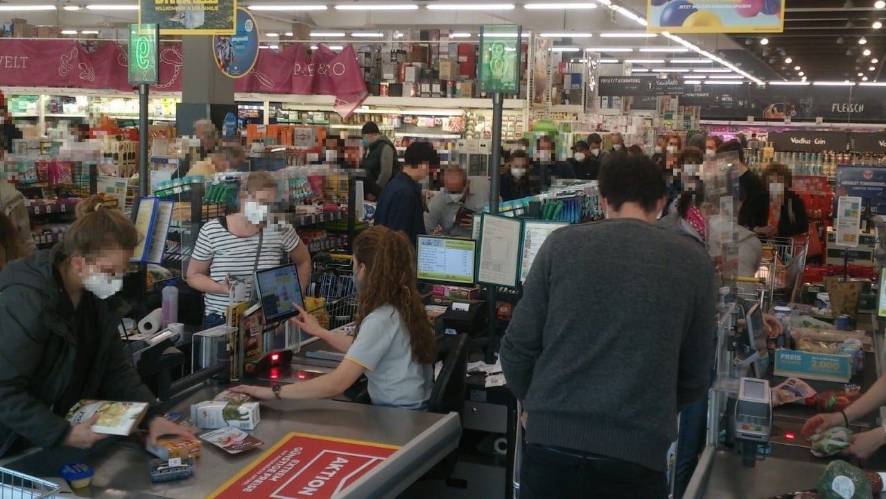 Weil am Samstag ein Feiertag ist, drängten sich die Menschen in einem Supermarkt in Wien-Penzing,