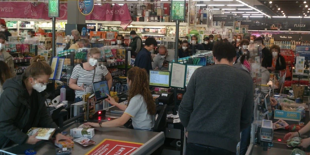 Weil am Samstag ein Feiertag ist, drängten sich die Menschen in einem Supermarkt in Wien-Penzing,