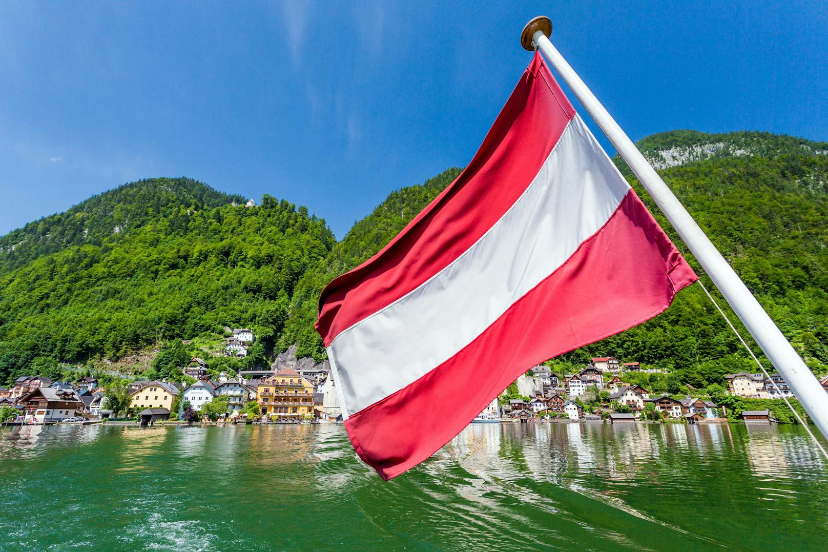 Eine Österreich-Fahne am Hallstätter See in Österreich