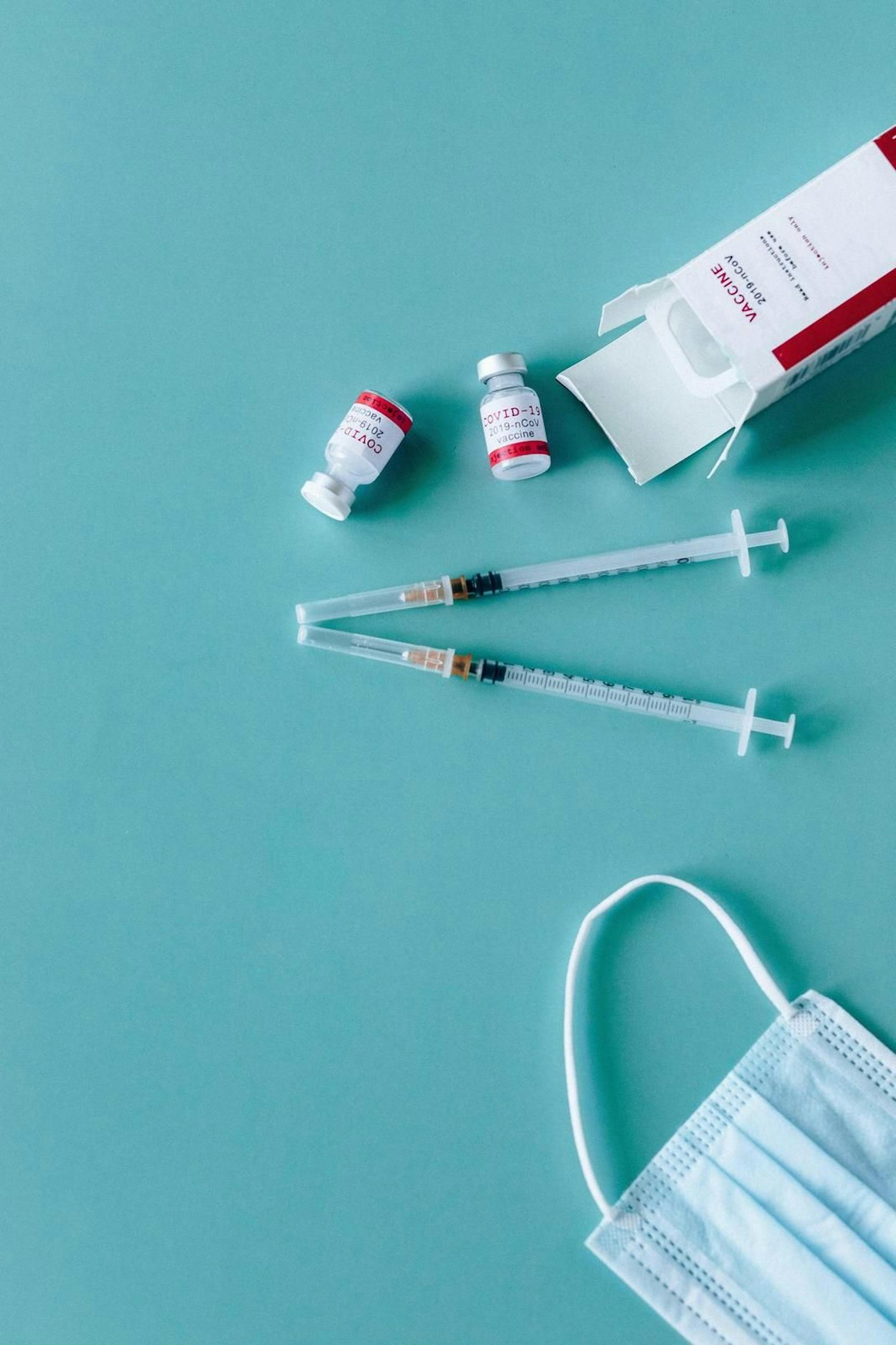 Laut der Schweizerischen Zulassungs- und Aufsichtsbehörde für Arzneimittel und Medizinprodukte Swissmedic gibt es dafür keine Anhaltspunkte, dass Frauen, die mit der Drei­-Monats-Spritze verhüten, nach der Covid-Impfung nicht mehr vor einer Schwangerschaft geschützt sind.