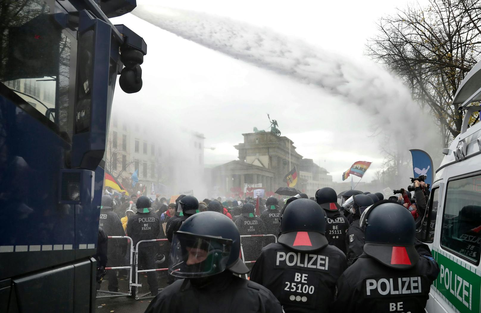 In Berlin (Deutschland) setzte die Polizei Wasserwerfer ein.
