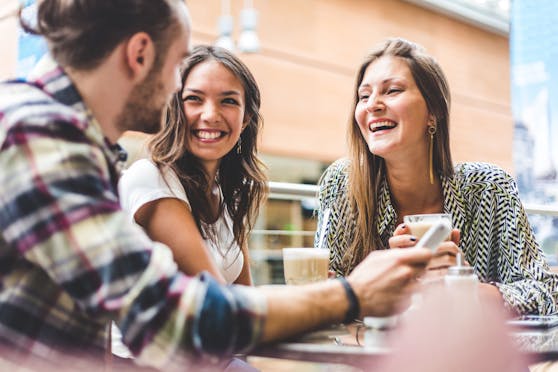 Laut einer Studie infizieren sich nur 0,01% der Geimpften mit Corona. Je mehr & schneller also geimpft wird, desto greifbarer ist das "normale" Leben.