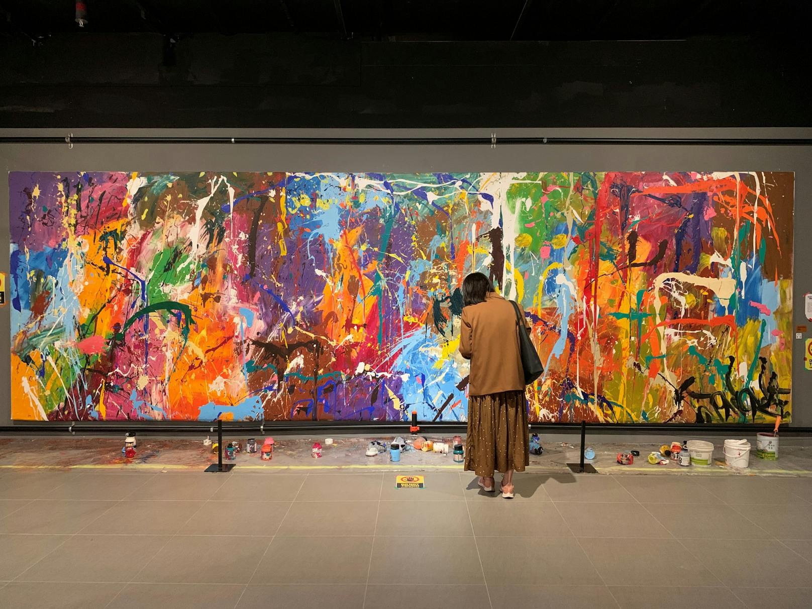 Das großflächige Bild des US-Künstlers JonOne wird derzeit in Seoul ausgestellt.