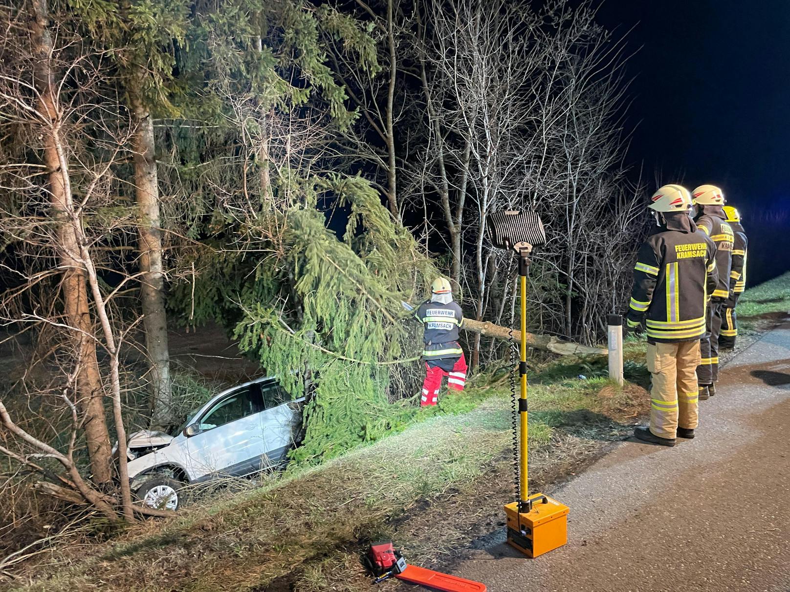 Der VW rutschte danach über eine Böschung und prallte gegen einen Baum. Dabei zog sich der Mann Verletzungen unbestimmten Grades zu. Er wurde von der Feuerwehr Kramsach aus dem Fahrzeug geborgen und von der Rettung in das Krankenhaus Kufstein eingeliefert.