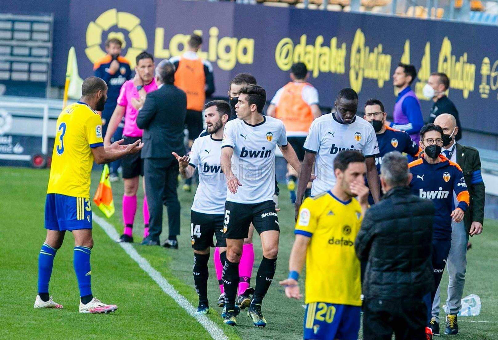 Die Spieler Valencias verlassen nach einem rassistischem Vorfall den Platz.