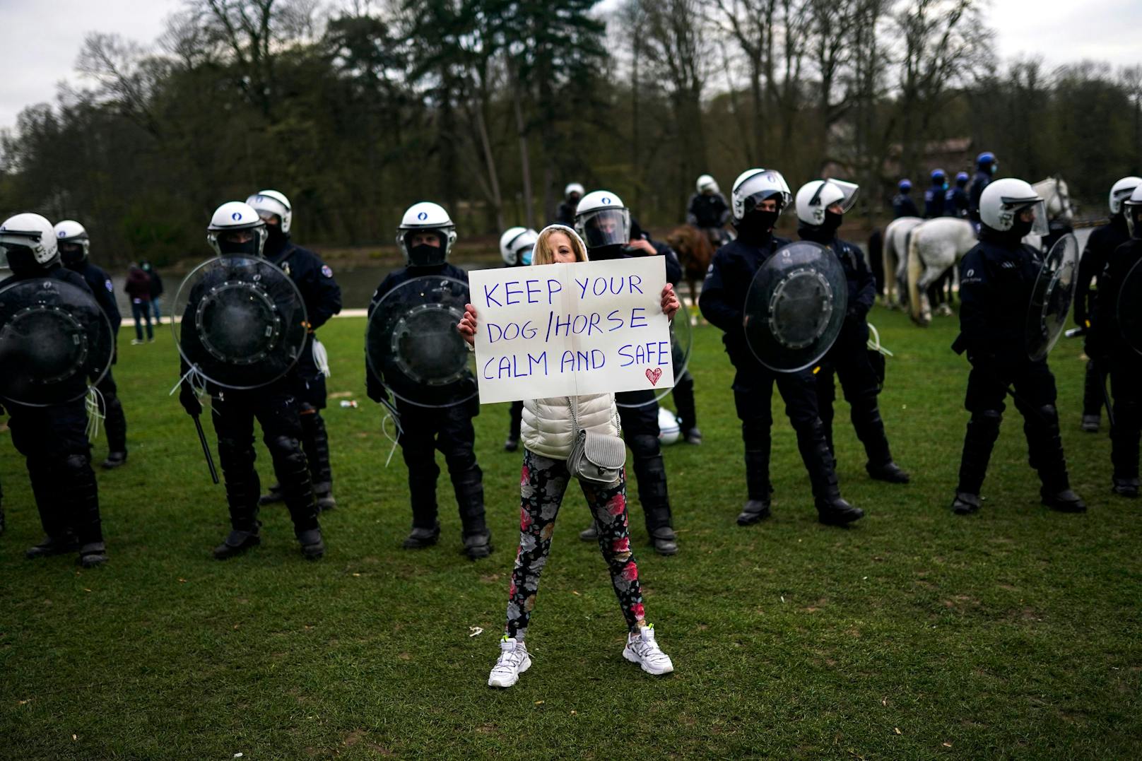 Eine Demonstrantin in Brüssel. Umzingelt von Polizei.&nbsp;