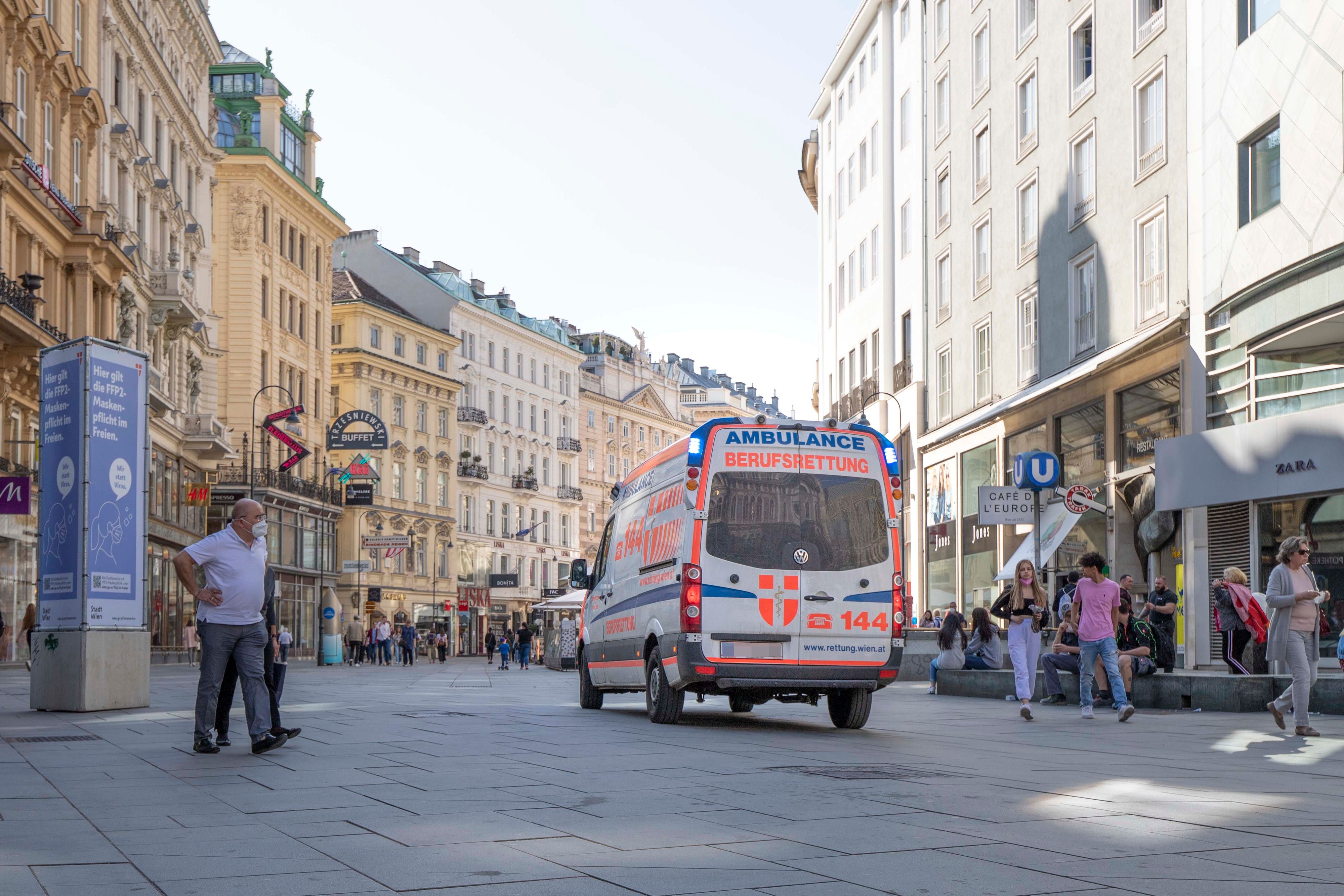 Ein Rettungswagen (RTW) der Wiener Berufsrettung befindet sich im Einsatz am Wiener Stephansplatz.