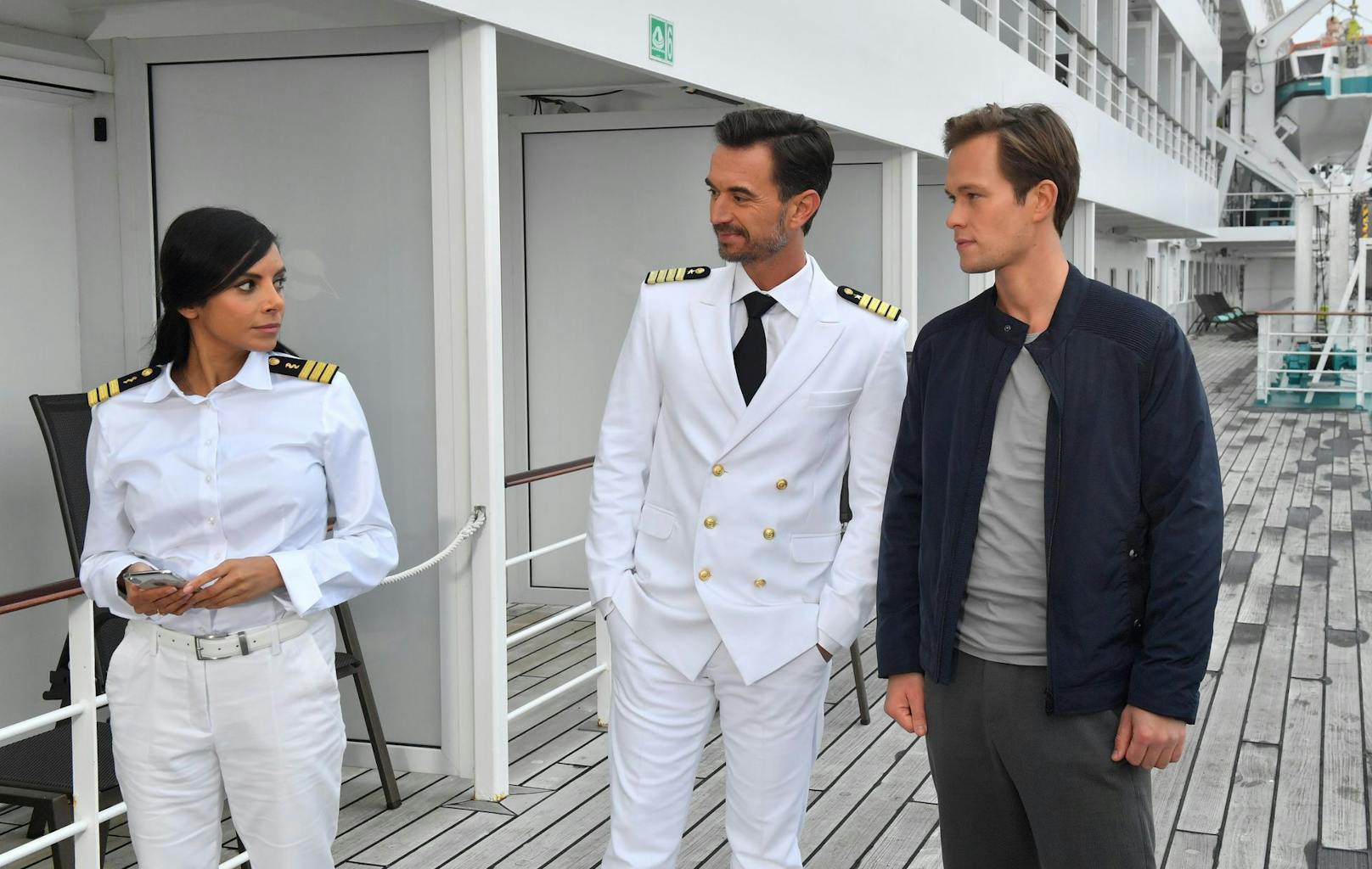 Kapitän Prager (Florian Silbereisen, Mitte) versucht, zwischen Dr. Delagado (Collien Ulmen-Fernandes, li.) und Fußball-Profi Lars (Marlon Boess) zu vermitteln.<br>