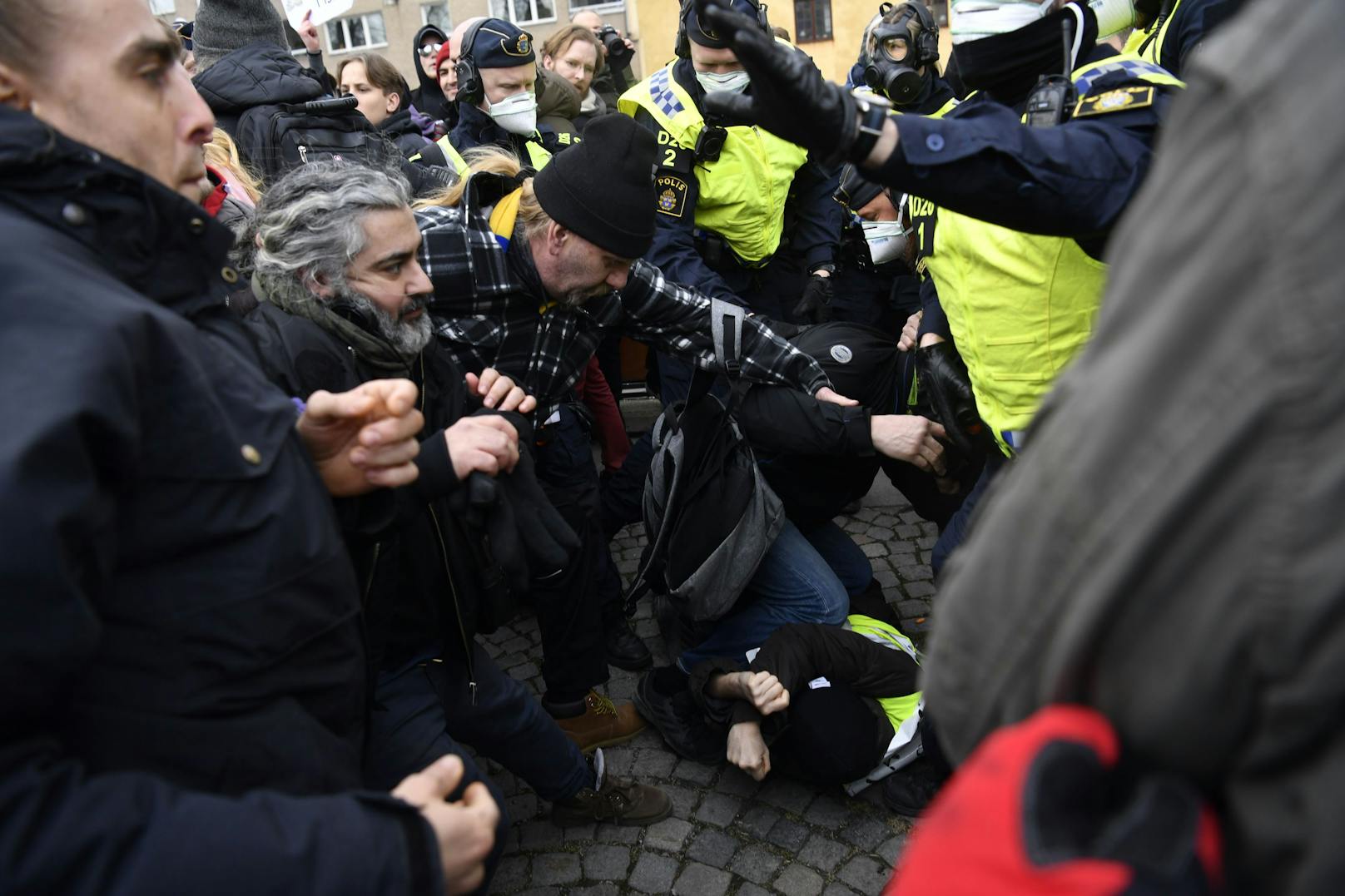In Stockholm (Schweden) wurden einige Polizisten verletzt.