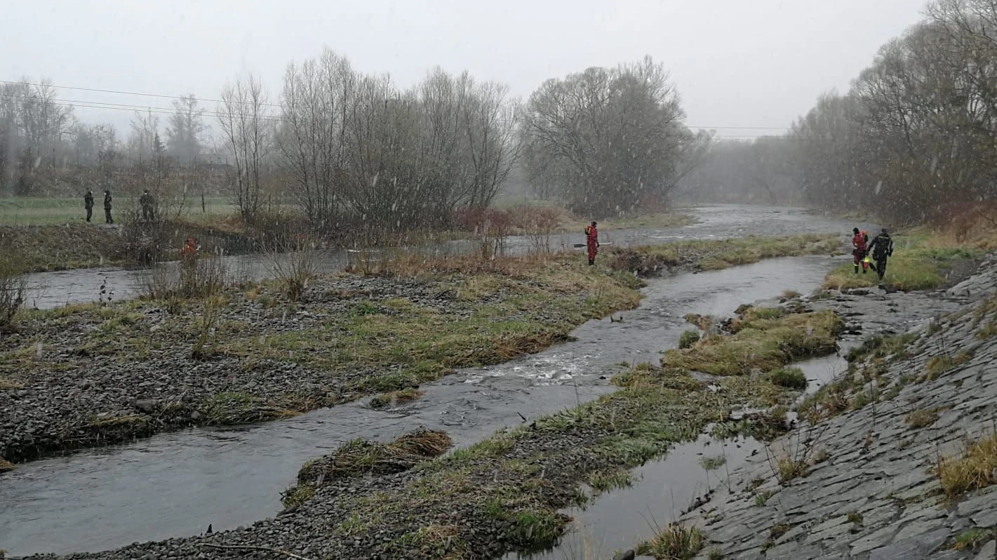 In diesem Fluss kamen drei junge Männer ums Leben. Die Bilder zeigen die Einsatzkräfte bei der Suche nach den Vermissten.