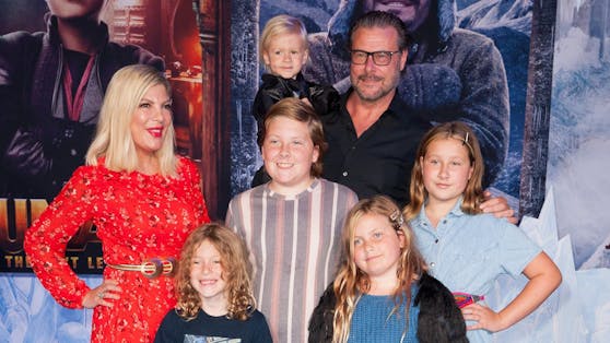 Tori Spelling (li.) heizte am 1. April die Gerüchte über weiteren Nachwuchs in ihrer fünfköpfigen Rasselbande an.