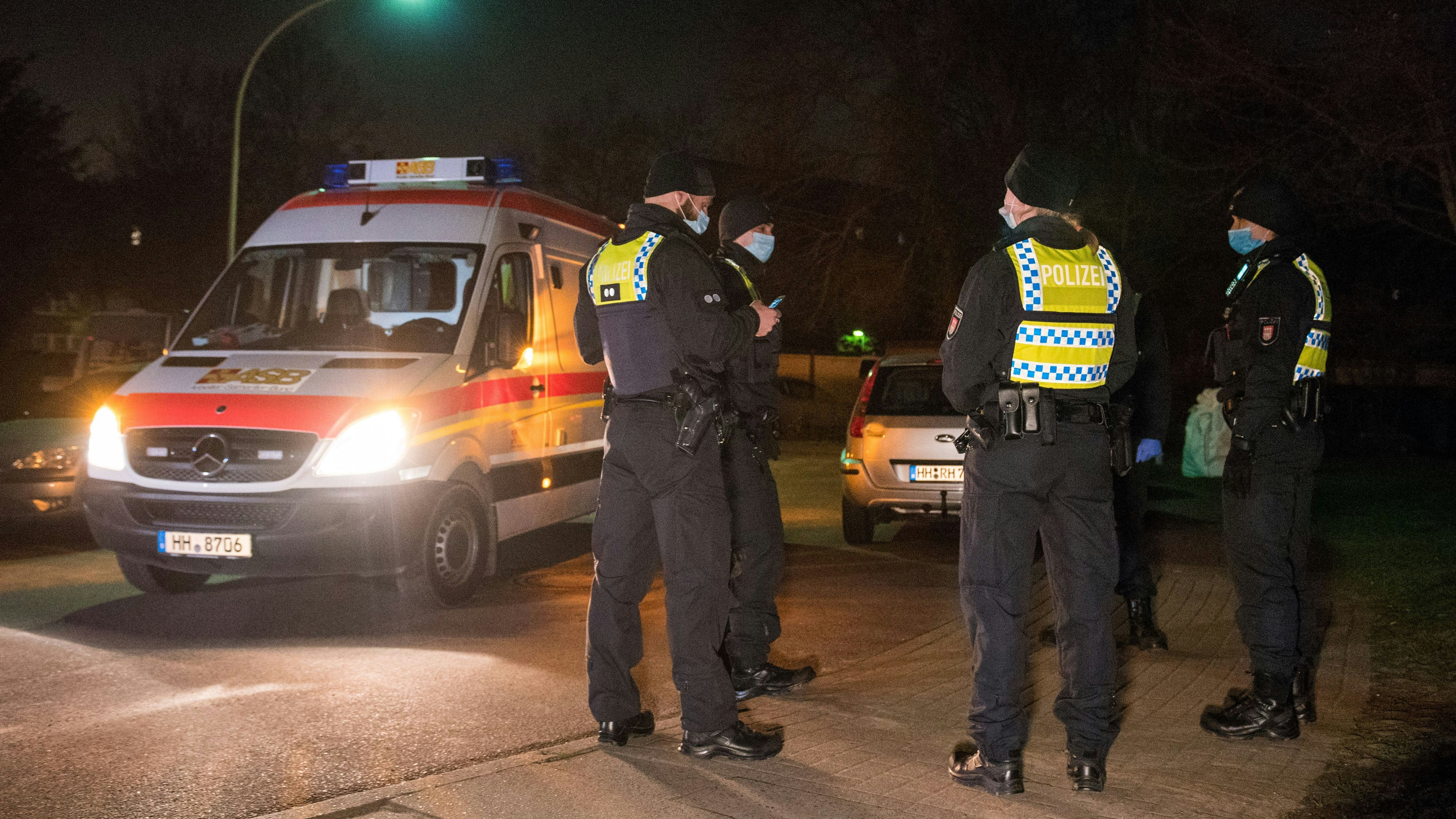 Download von www.picturedesk.com am 05.04.2021 (12:25).  05 April 2021, Hamburg: Police officers prepare the evacuation for a bomb defusing in the district of Wilhelmsburg. A walker had found the 250-pound World War II bomb on a construction site, and it was successfully defused in the evening. Photo: Daniel Bockwoldt/dpa - 20210405_PD0617 - Rechteinfo: Rights Managed (RM)