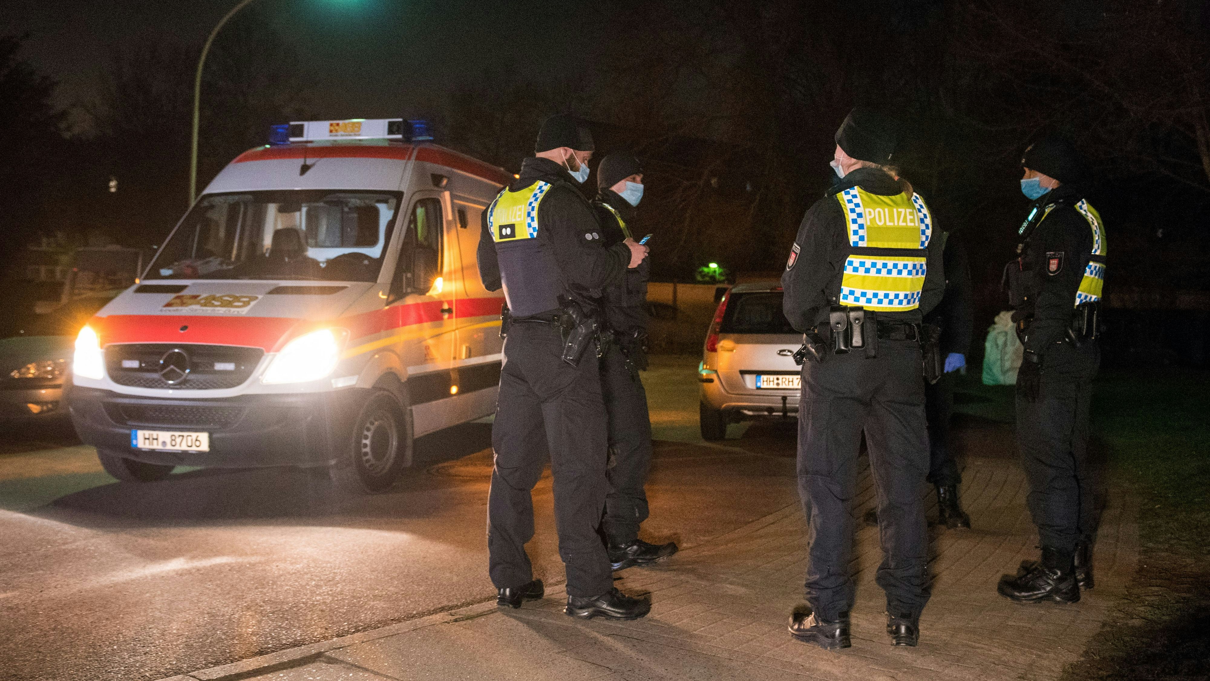 Download von www.picturedesk.com am 05.04.2021 (12:25).  05 April 2021, Hamburg: Police officers prepare the evacuation for a bomb defusing in the district of Wilhelmsburg. A walker had found the 250-pound World War II bomb on a construction site, and it was successfully defused in the evening. Photo: Daniel Bockwoldt/dpa - 20210405_PD0617 - Rechteinfo: Rights Managed (RM)