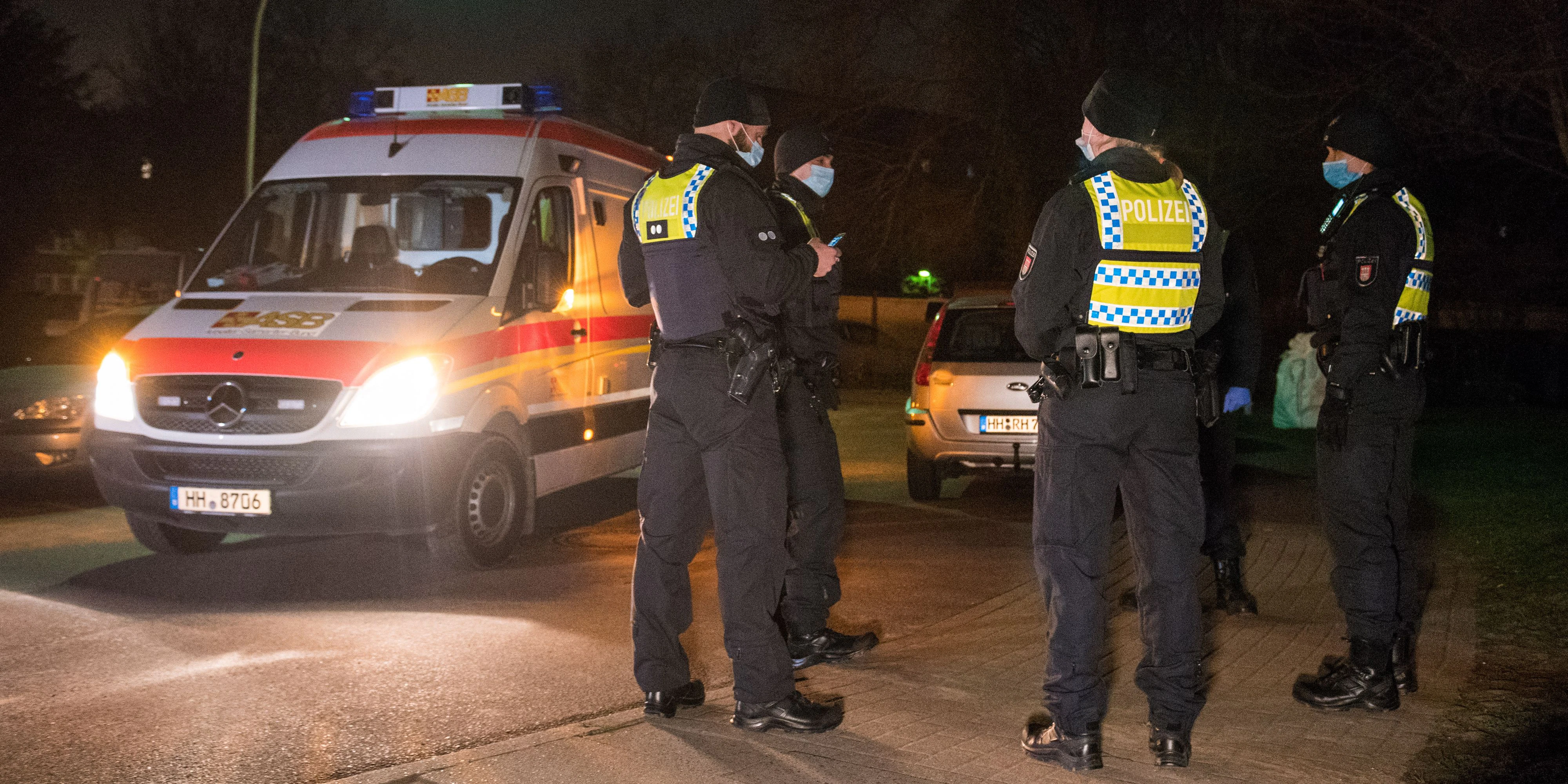 Download von www.picturedesk.com am 05.04.2021 (12:25).  05 April 2021, Hamburg: Police officers prepare the evacuation for a bomb defusing in the district of Wilhelmsburg. A walker had found the 250-pound World War II bomb on a construction site, and it was successfully defused in the evening. Photo: Daniel Bockwoldt/dpa - 20210405_PD0617 - Rechteinfo: Rights Managed (RM)