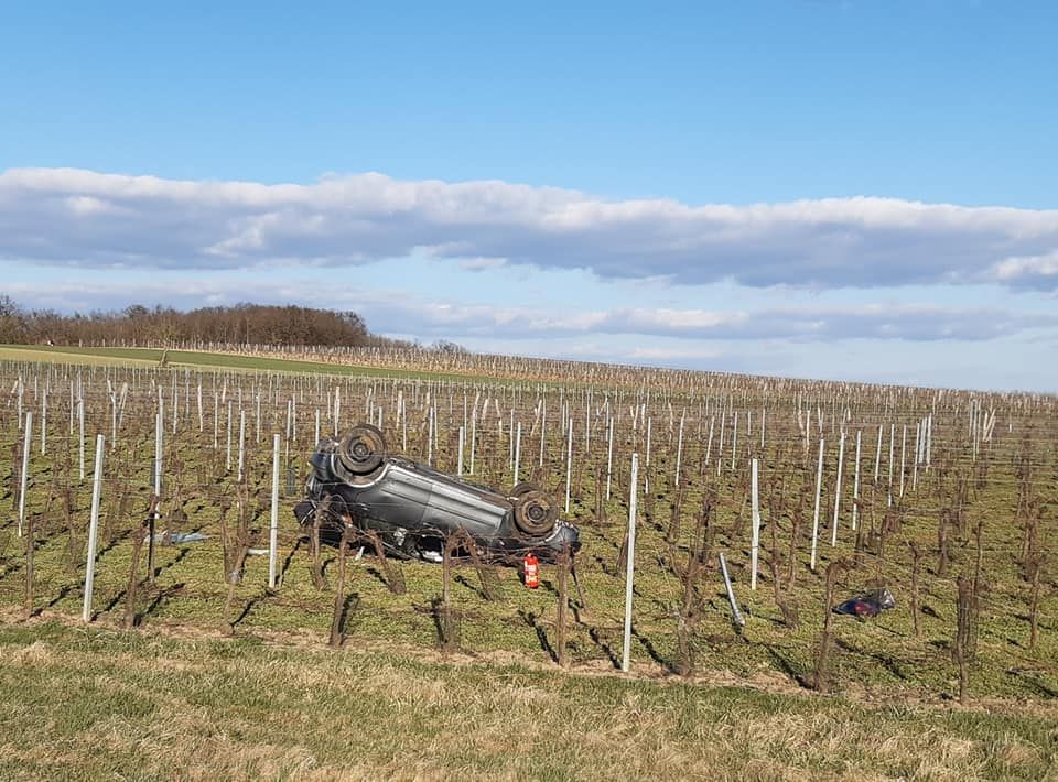 Die junge Lenkerin landete auf dem Dach im Weingarten.