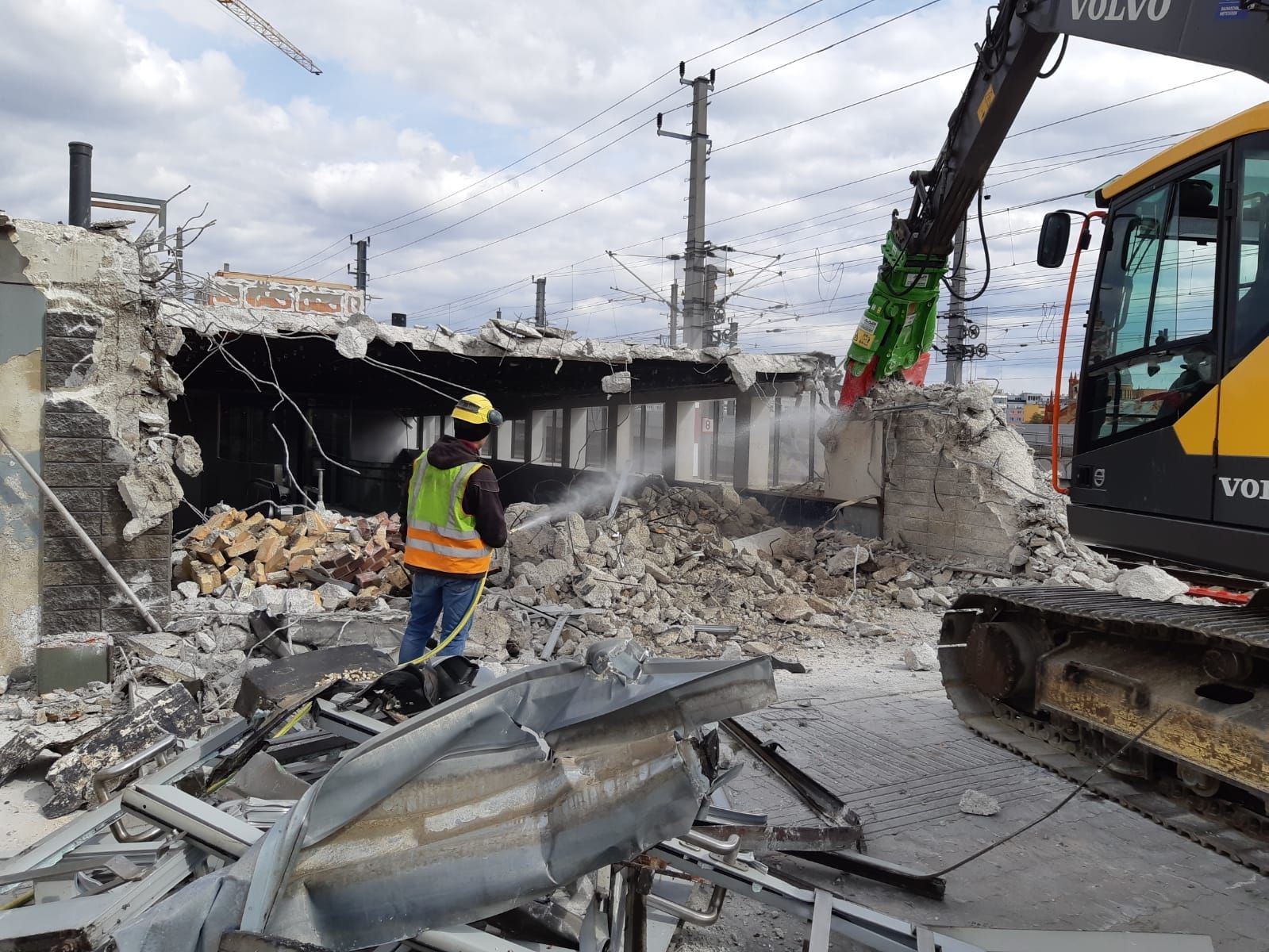 Am Matzleinsdorfer Platz wurde das Bahnsteig-Dach abgetragen.