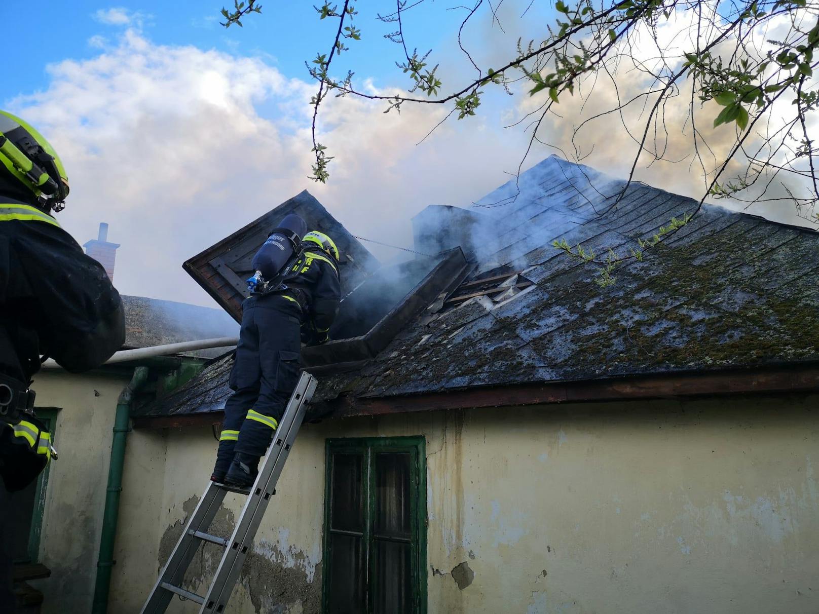 Wohnhausbrand in Lanzendorf forderte die Feuerwehren