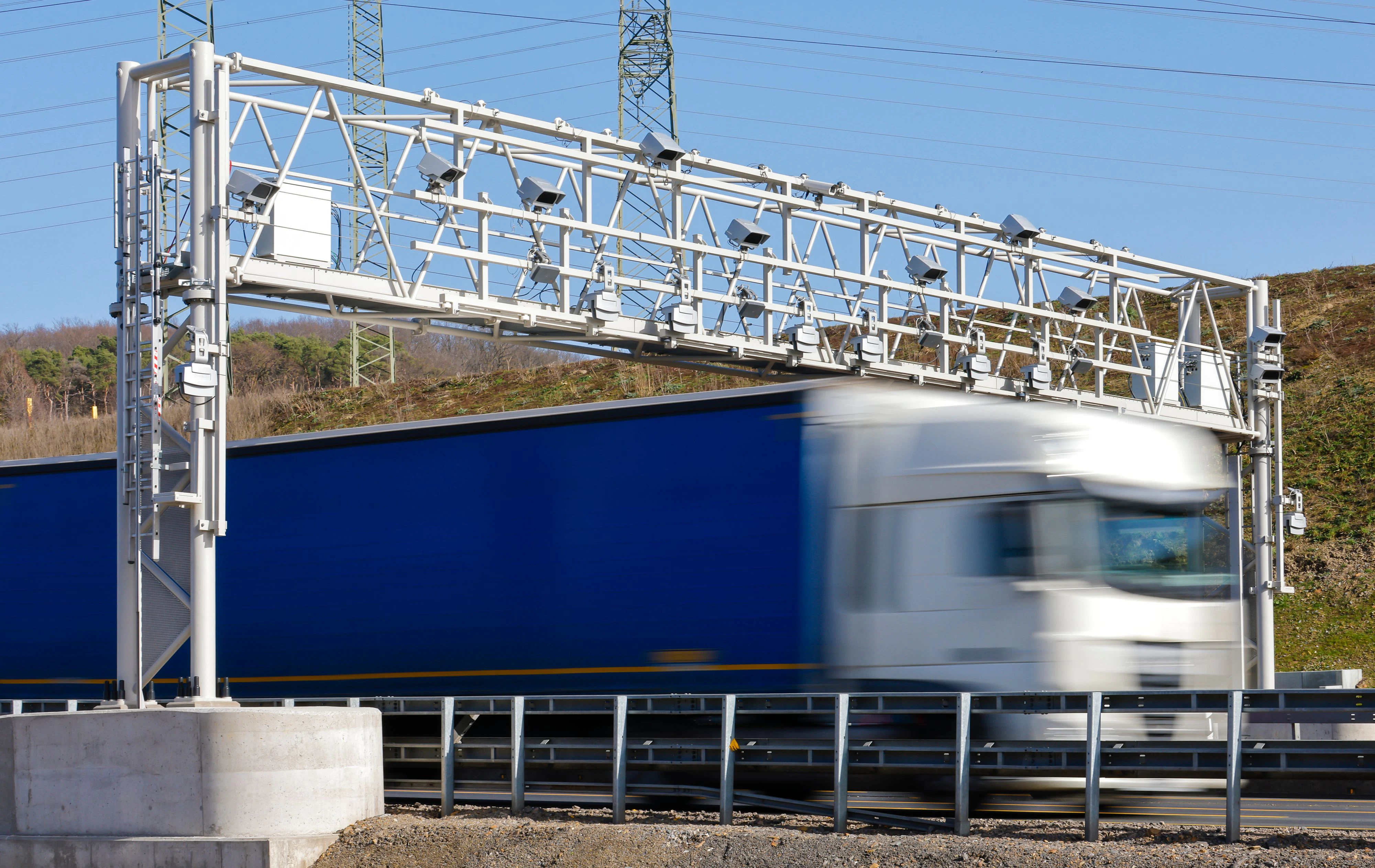 Download von www.picturedesk.com am 05.04.2021 (10:22).  24.02.2021, Hagen, Nordrhein-Westfalen, Deutschland - LKW faehrt unter Maut Bruecke auf der Autobahn A45. 00X210224D079CARO [MODEL RELEASE: NO, PROPERTY RELEASE: NO (c) caro images / Rupert Oberhaeuser - 20210224_PD13716 - Rechteinfo: Rights Managed (RM)