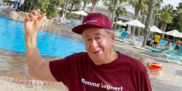 Richard Lugner macht im "Gemma Lugner"-Outfit Dubai unsicher