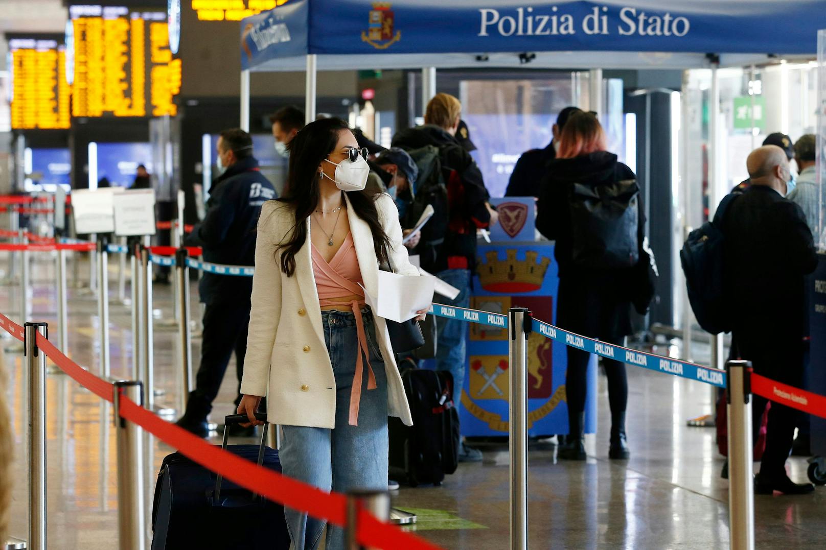 Einreisende aus EU-Staaten müssen nun doch länger in Italien in Isolation. Die Quarantänepflicht wurde bis Ende April verlängert. (Symbolbild)