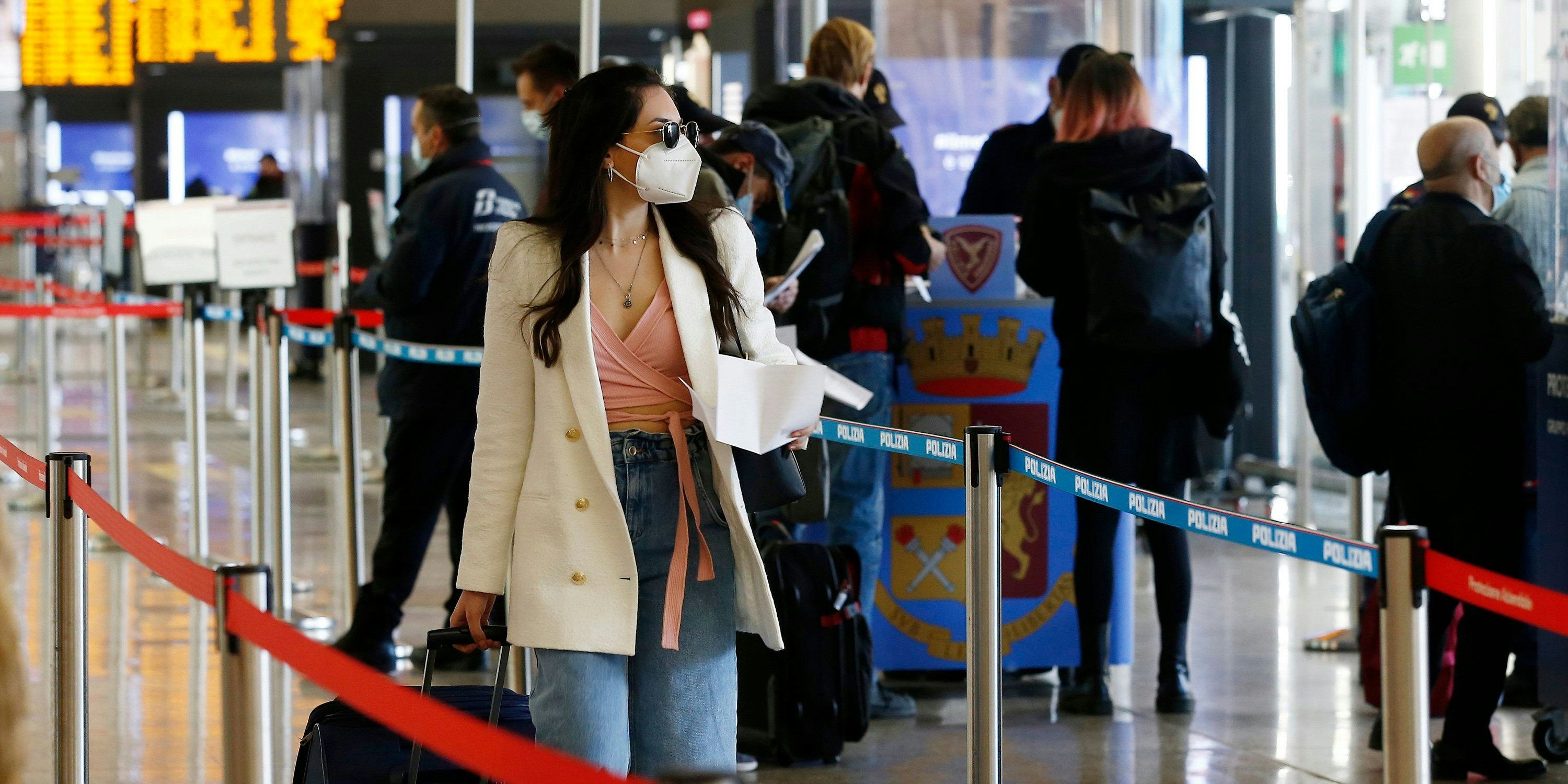 Download von www.picturedesk.com am 05.04.2021 (16:48).  31.03.2021, Rom, ITA, Coronavirus Pandemie, Italien, im Bild Reisen zwischen den Regionen während der Osterzeit, Fahrgäste im Bahnhof Termini // Movements between regions during the Easter period, Passengers in Termini station. Rom, Italy on 2021/03/31. EXPA Pictures © 2021, PhotoCredit: EXPA/ laPresse/ Cecilia Fabiano *****ATTENTION - for AUT, SUI, CRO, SLO only***** - 20210331_PD9325 - Rechteinfo: Rights Managed (RM)