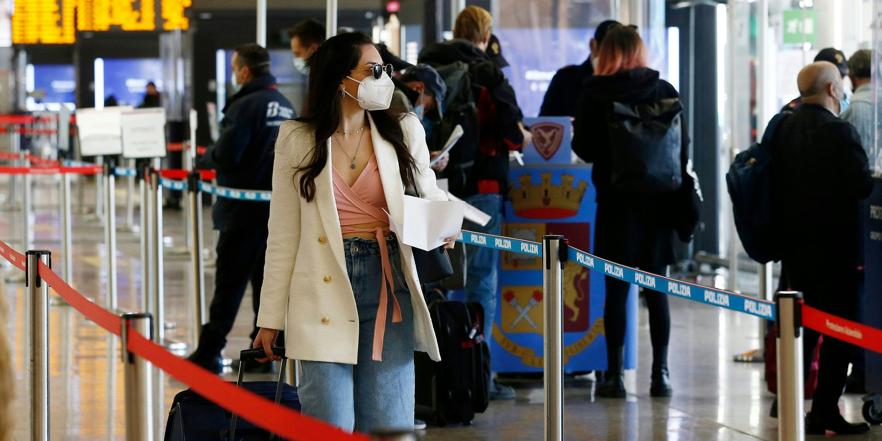 Download von www.picturedesk.com am 05.04.2021 (16:48).  31.03.2021, Rom, ITA, Coronavirus Pandemie, Italien, im Bild Reisen zwischen den Regionen während der Osterzeit, Fahrgäste im Bahnhof Termini // Movements between regions during the Easter period, Passengers in Termini station. Rom, Italy on 2021/03/31. EXPA Pictures © 2021, PhotoCredit: EXPA/ laPresse/ Cecilia Fabiano *****ATTENTION - for AUT, SUI, CRO, SLO only***** - 20210331_PD9325 - Rechteinfo: Rights Managed (RM)