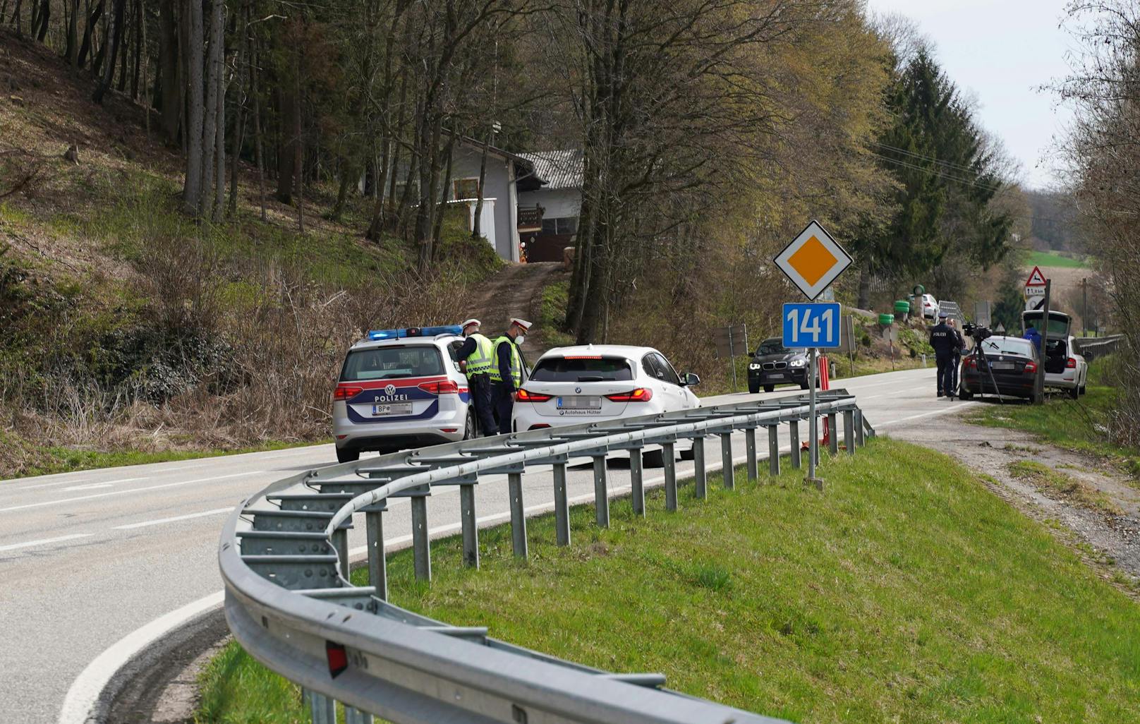 In Braunau in Oberösterreich starteten am Montag Ausreisekontrollen. Nur mit negativem Test darf man aus dem Bezirk.