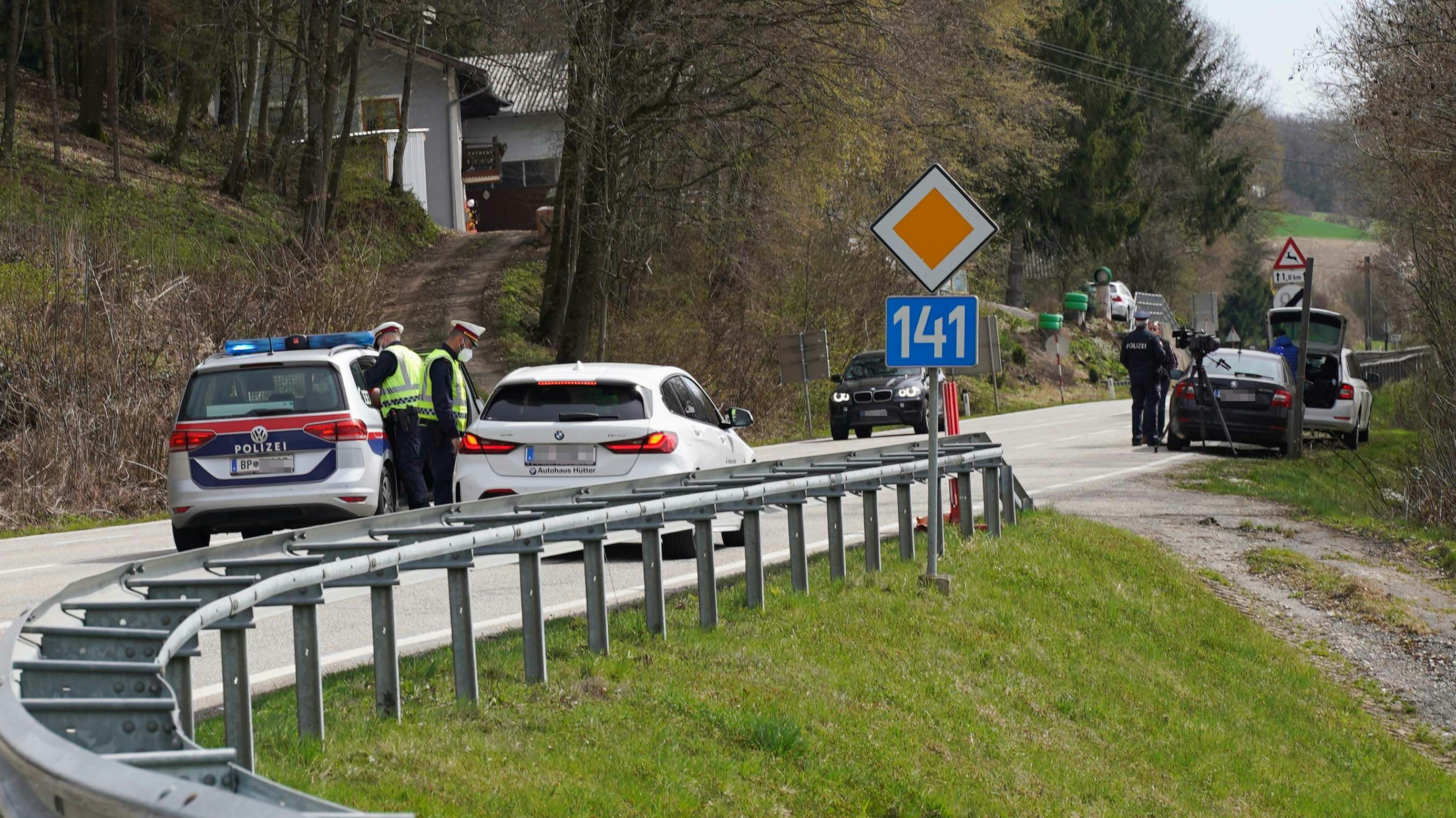 In Braunau in Oberösterreich starteten am Montag Ausreisekontrollen. Nur mit negativem Test darf man aus dem Bezirk.
