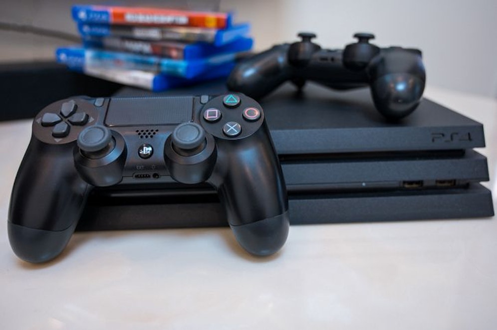 Weil ein 20-Jähriger seinem Freund die Controller der PS4 nicht mehr zurückgeben wollte, kam es in Ried zum handfesten Streit. (Symbolbild).