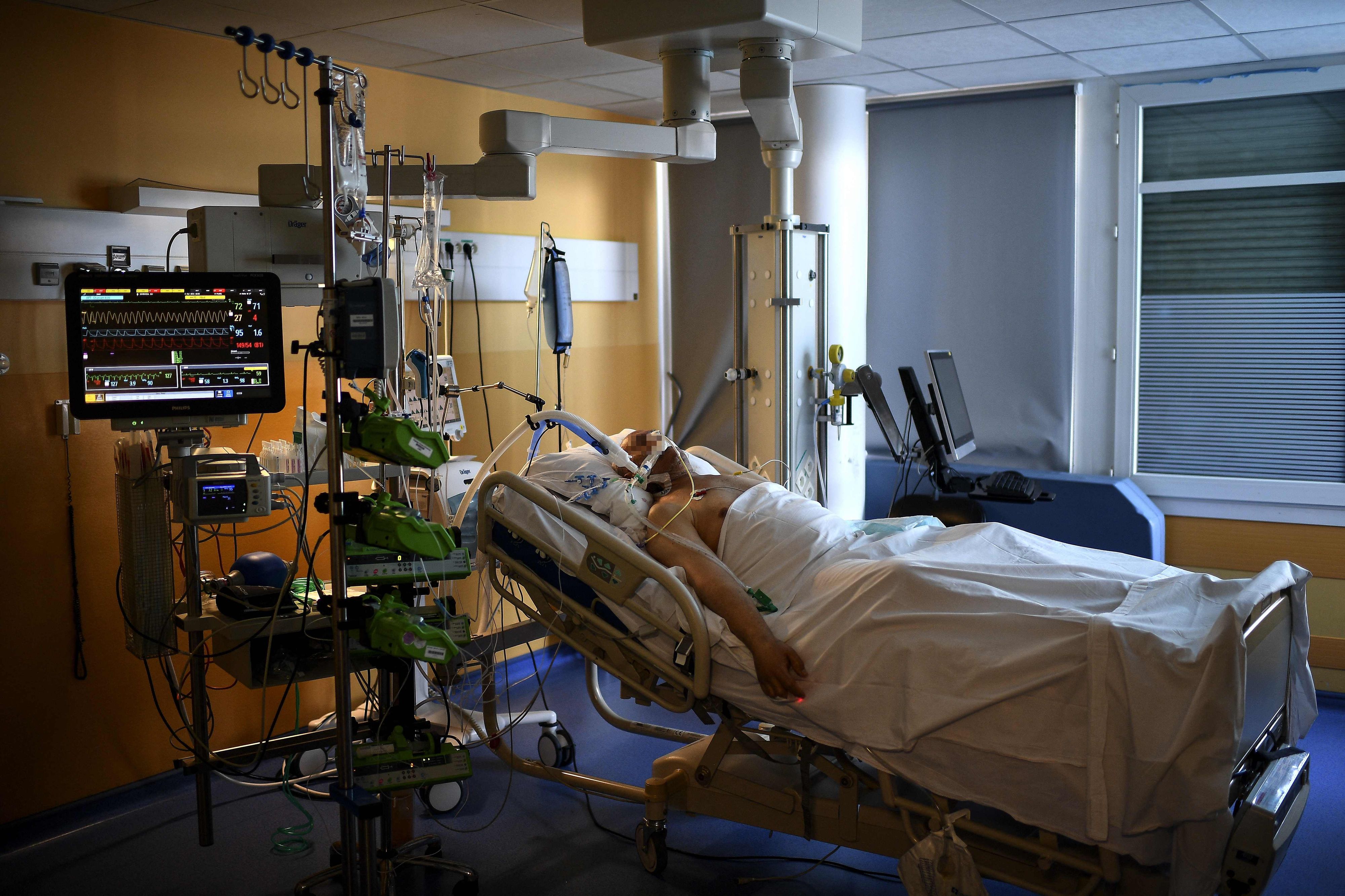 Ein Corona-Patient wird auf einer Intensivstation behandelt.