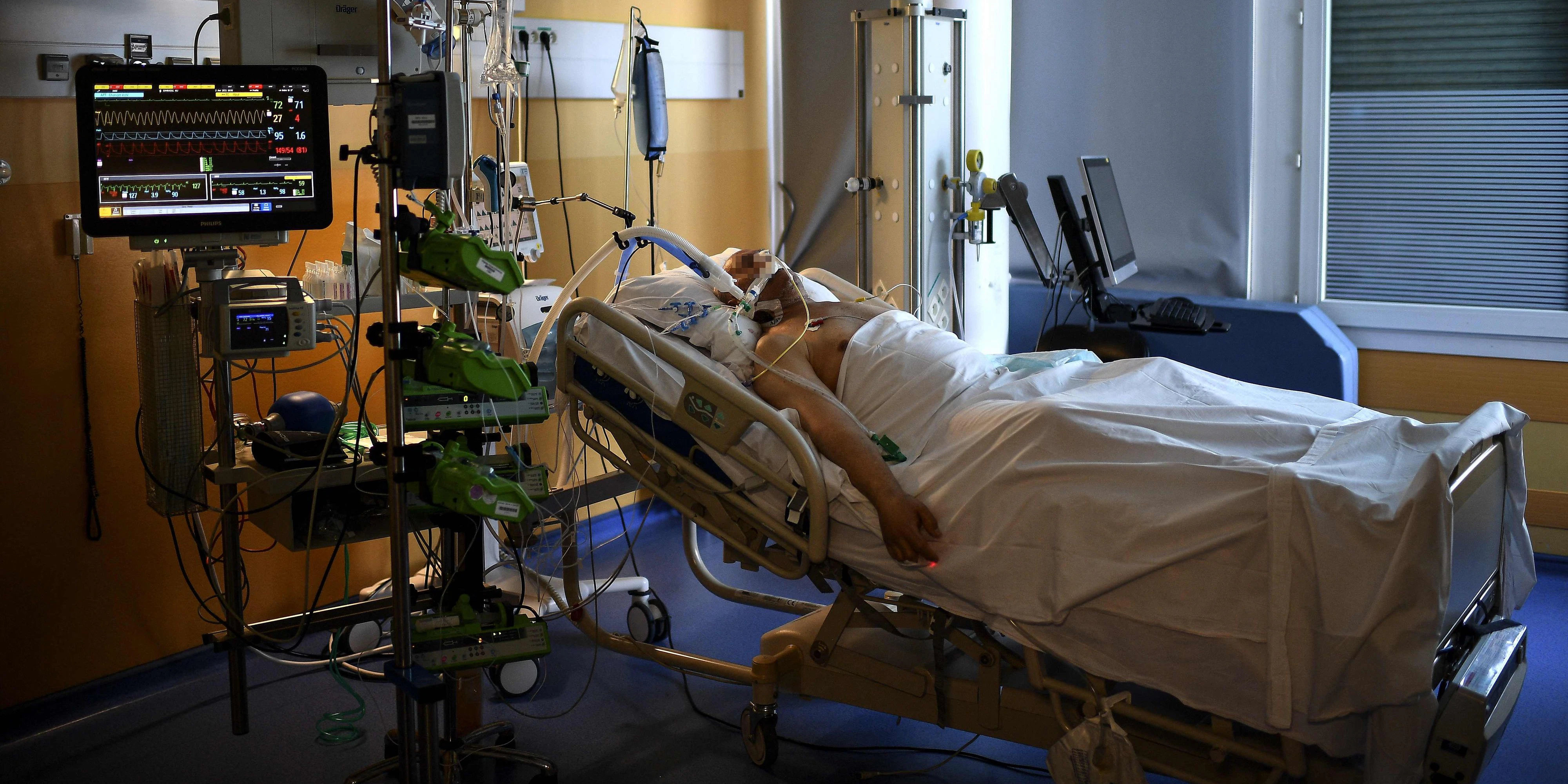 Ein Corona-Patient wird auf einer Intensivstation behandelt.